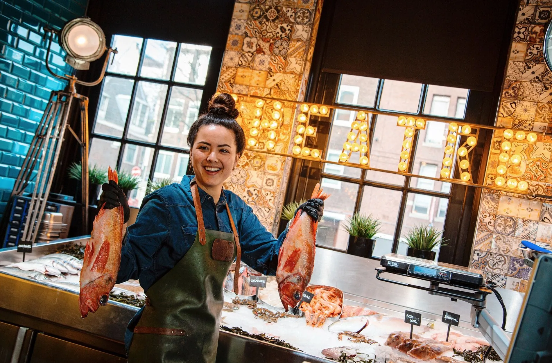Frischer Fisch in Theateratmosphäre