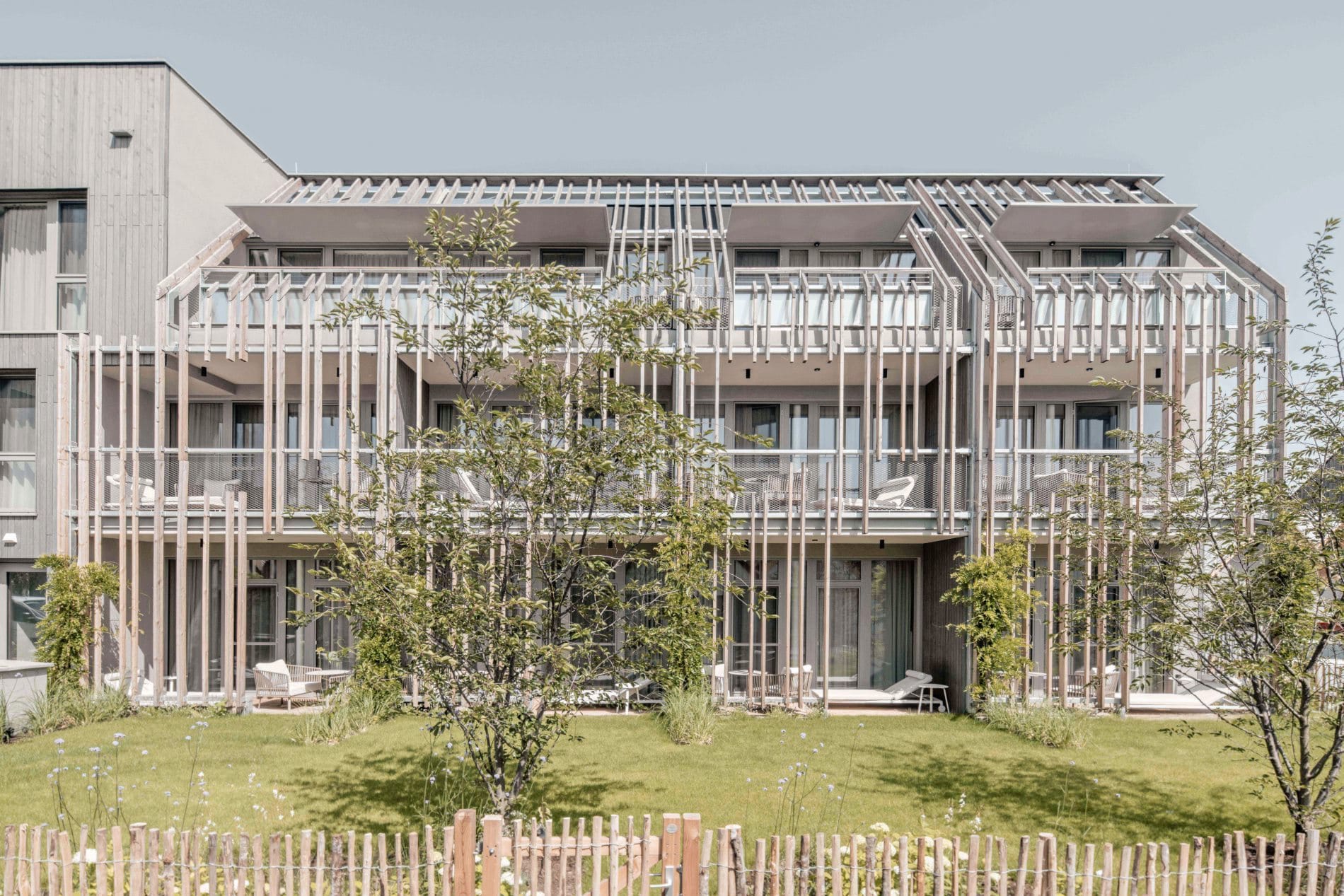 NILS_am_See_Exterior