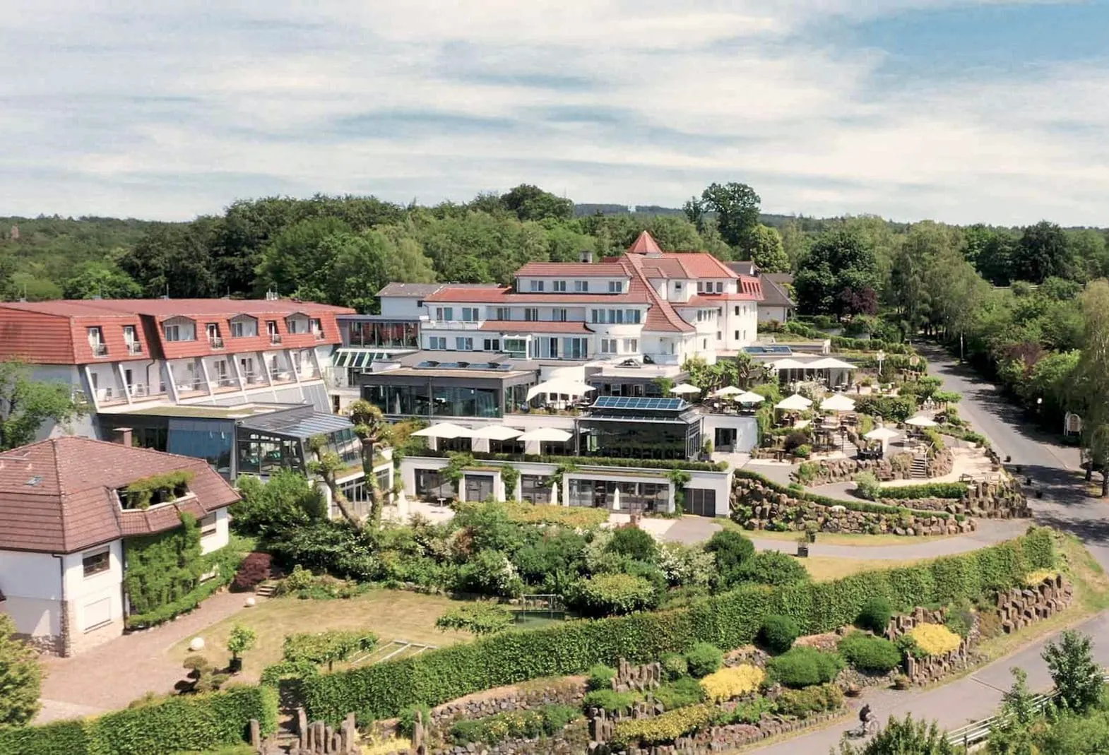 Luftbild Vorderfront Hotel