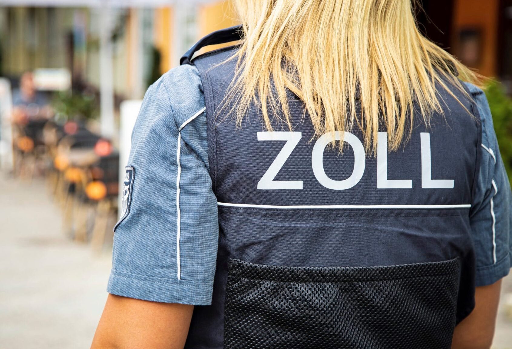 Zollbeamtin bei der Arbeit