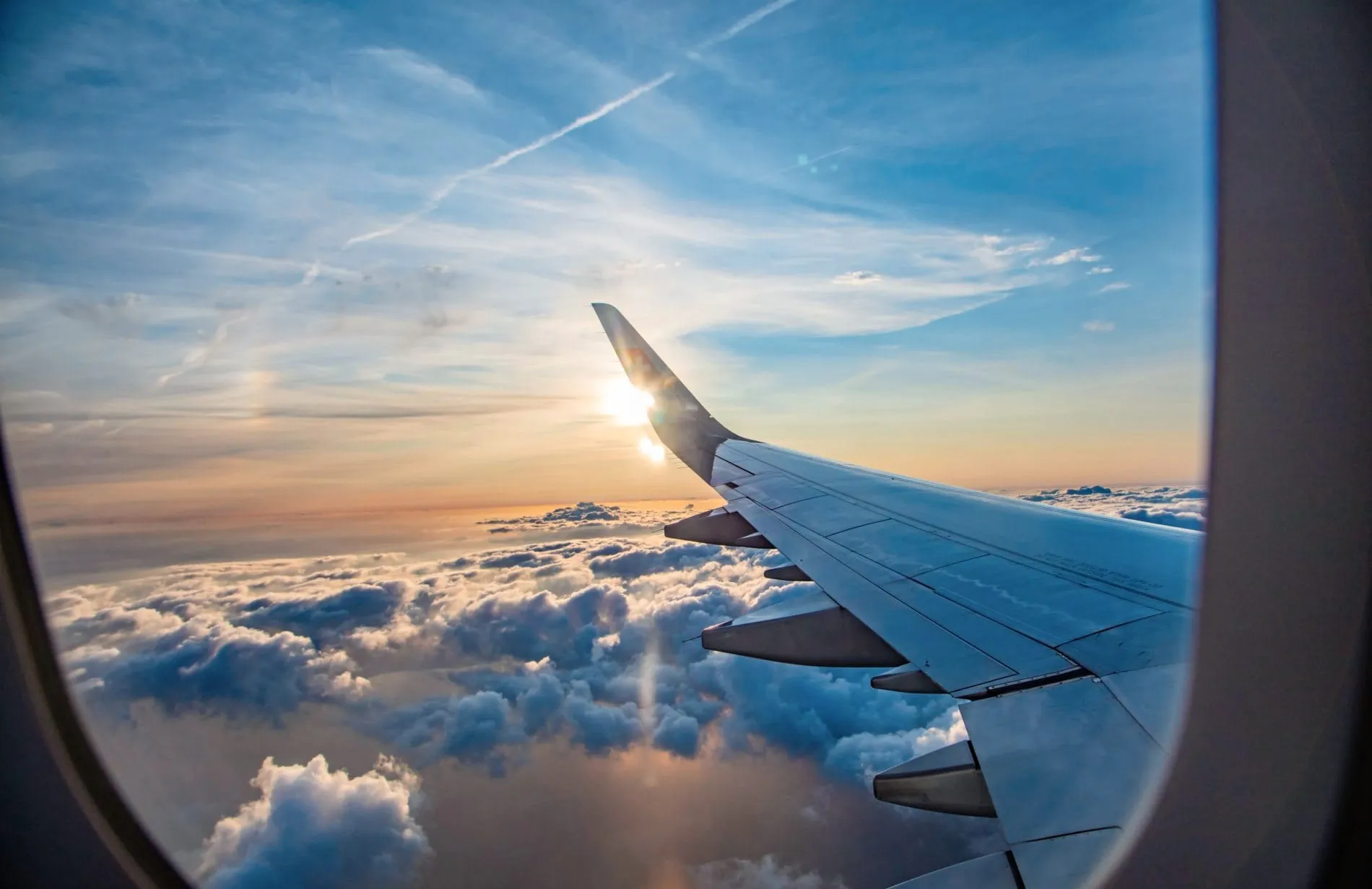 Blick aus einen Flugzeugfenster auf die Wolken