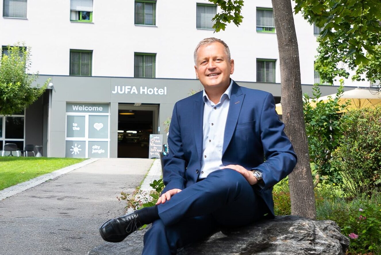 Vorstand Gerhard Wendl von JUFA Hotels vor dem JUFA Hotel Graz City