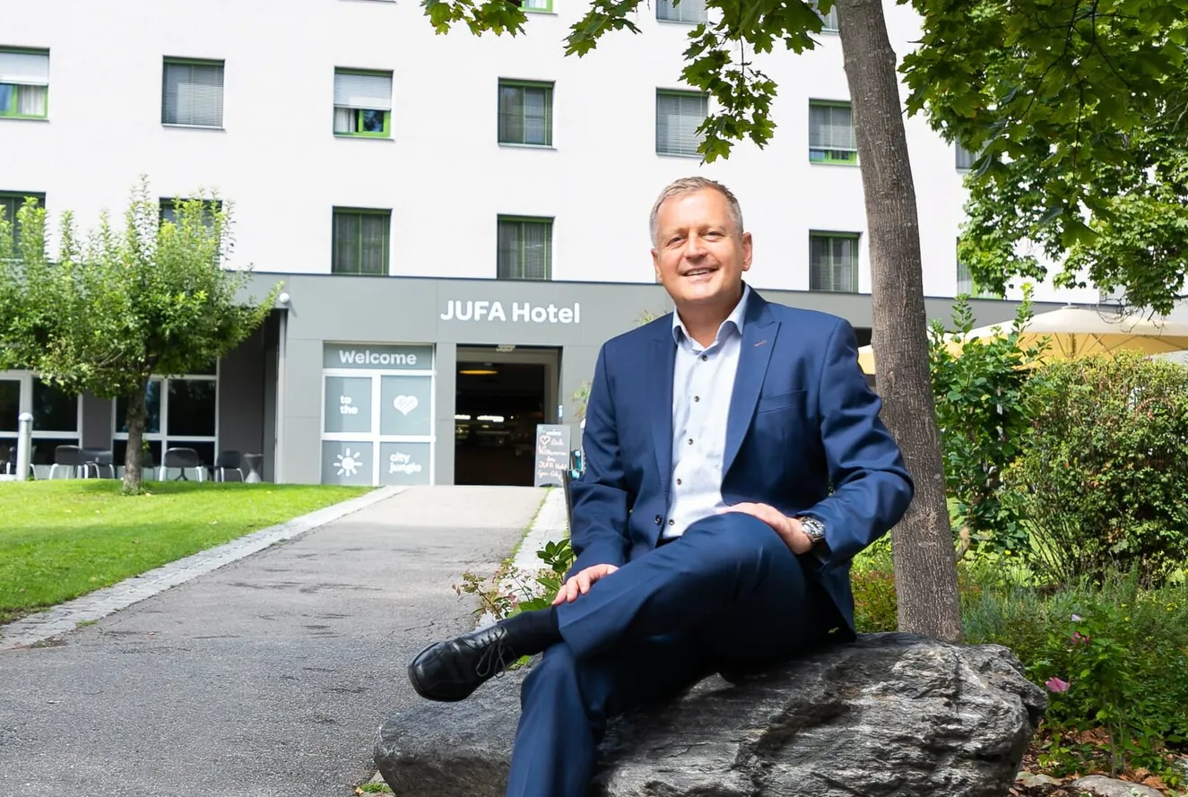 Vorstand Gerhard Wendl von JUFA Hotels vor dem JUFA Hotel Graz City