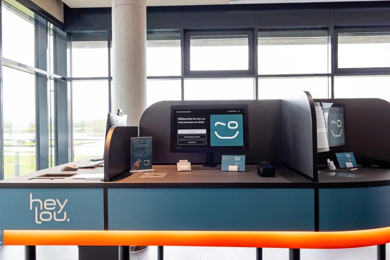 Welcome Desk in einem Hey Lou Hotel