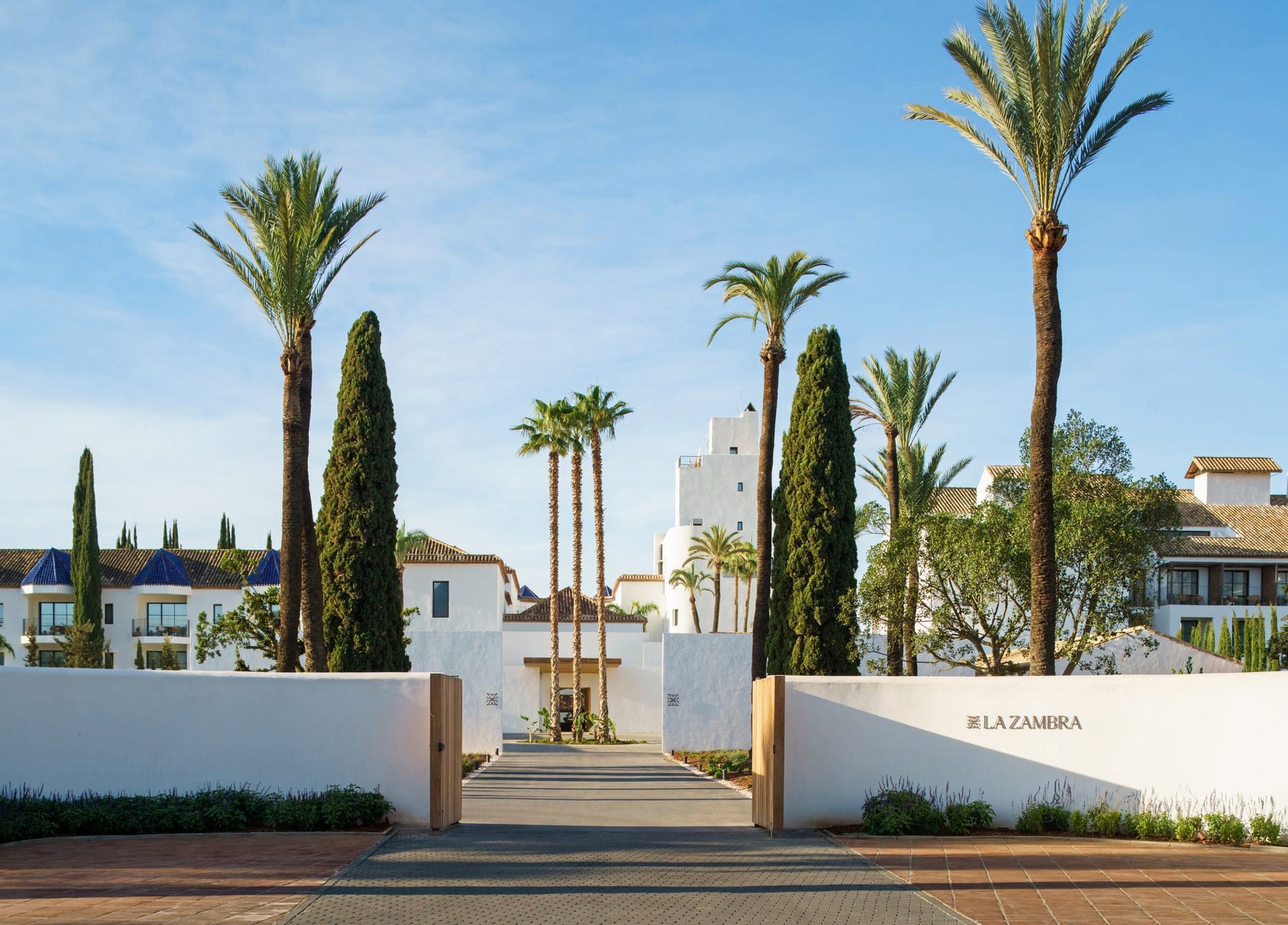 Haupteingang des La Zambra Resorts in Mijas, Spanien