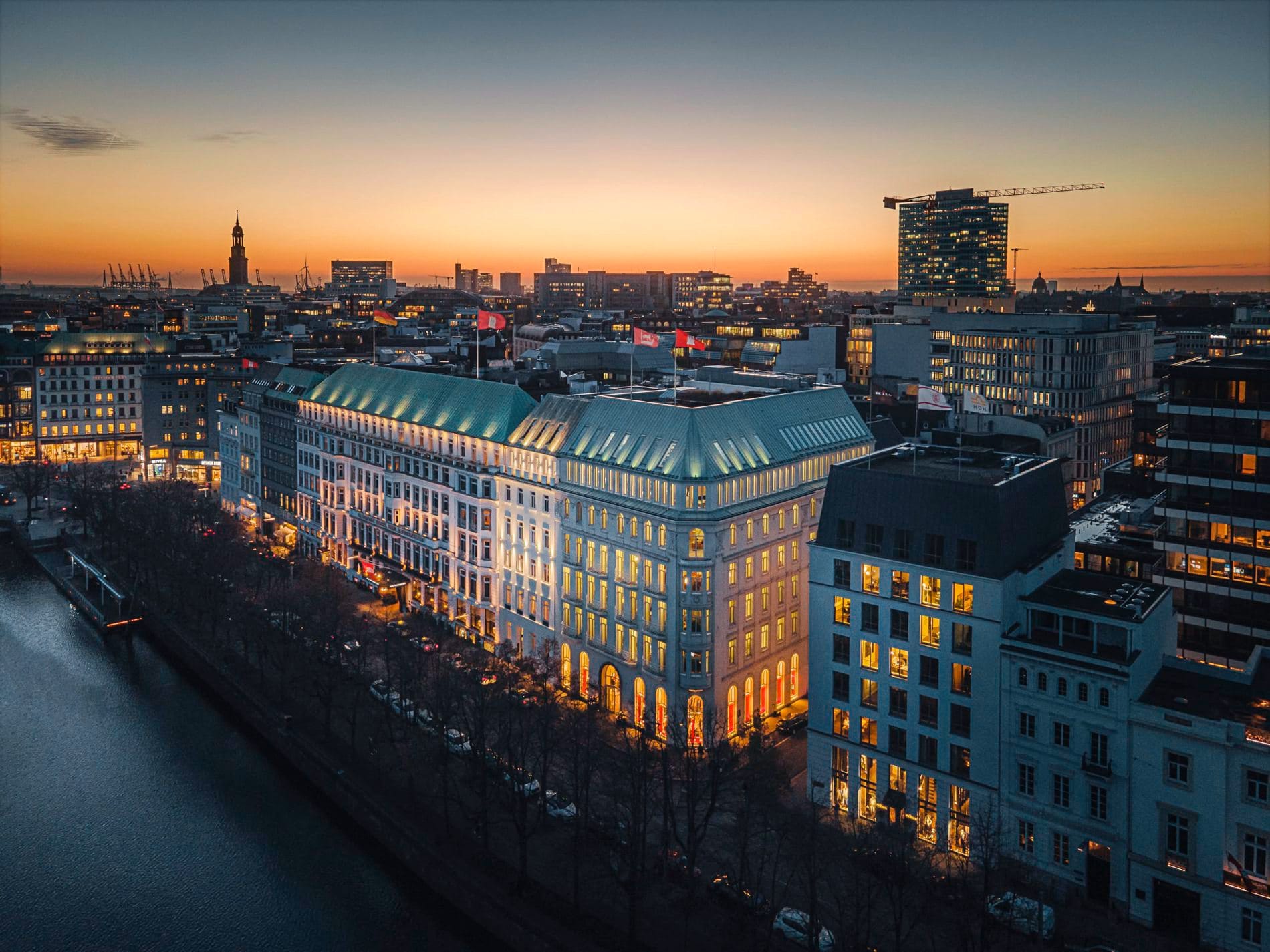 FairmontHotelVier-Jahreszeiten_Aussenansischt