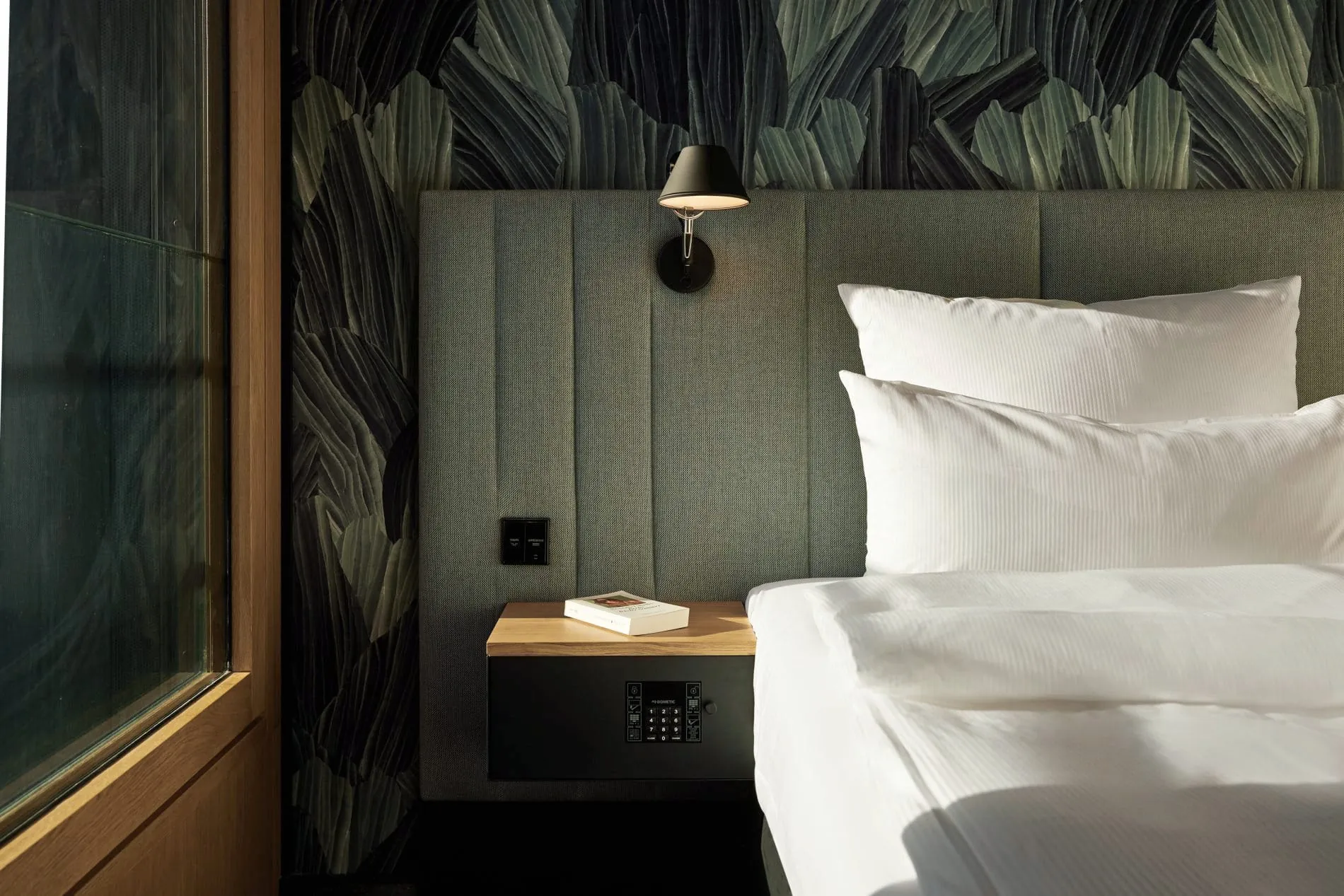 The Cloud One Düsseldorf-KöBogen_Zimmer_Bett