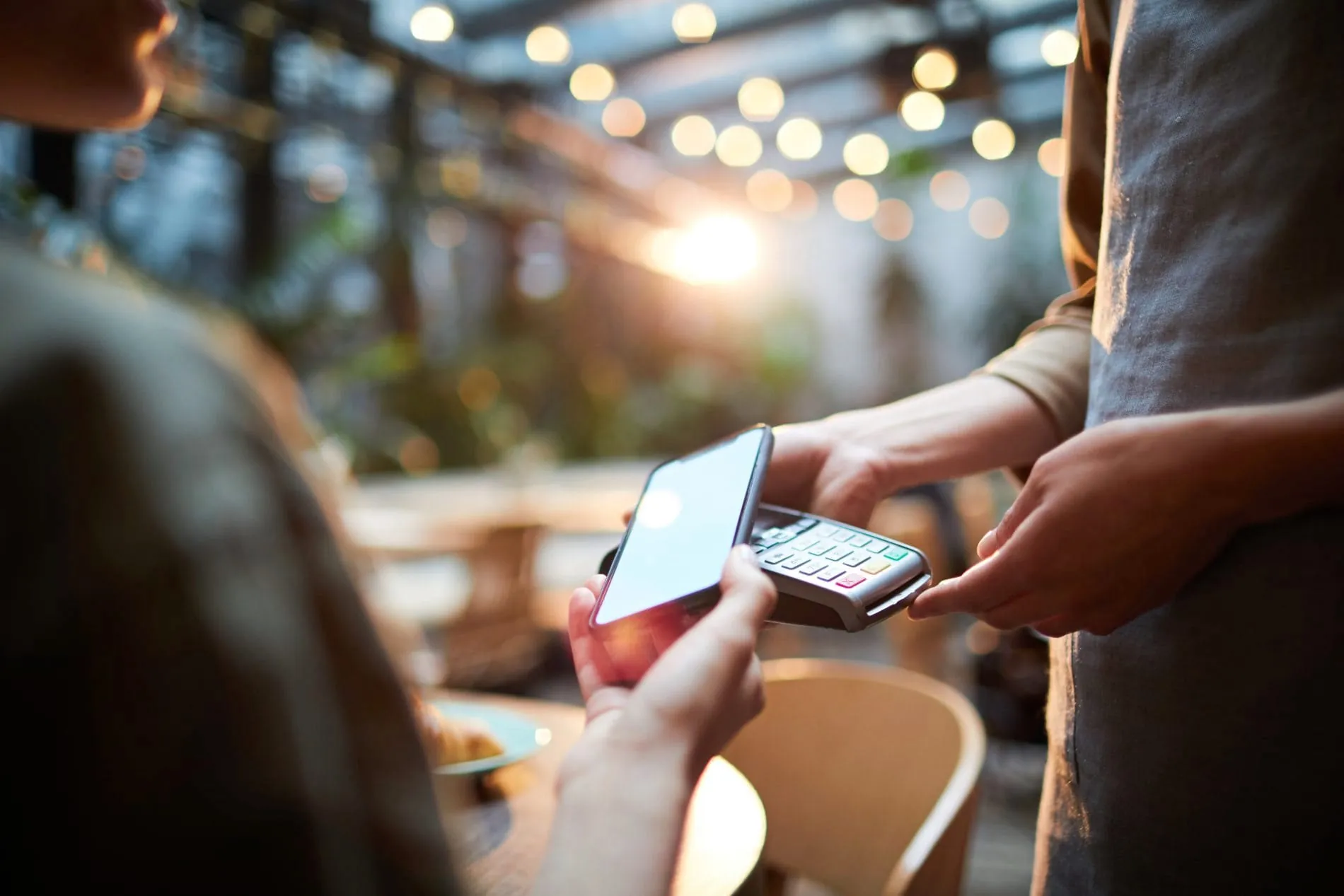 Restaurantgast zahlt per Handy