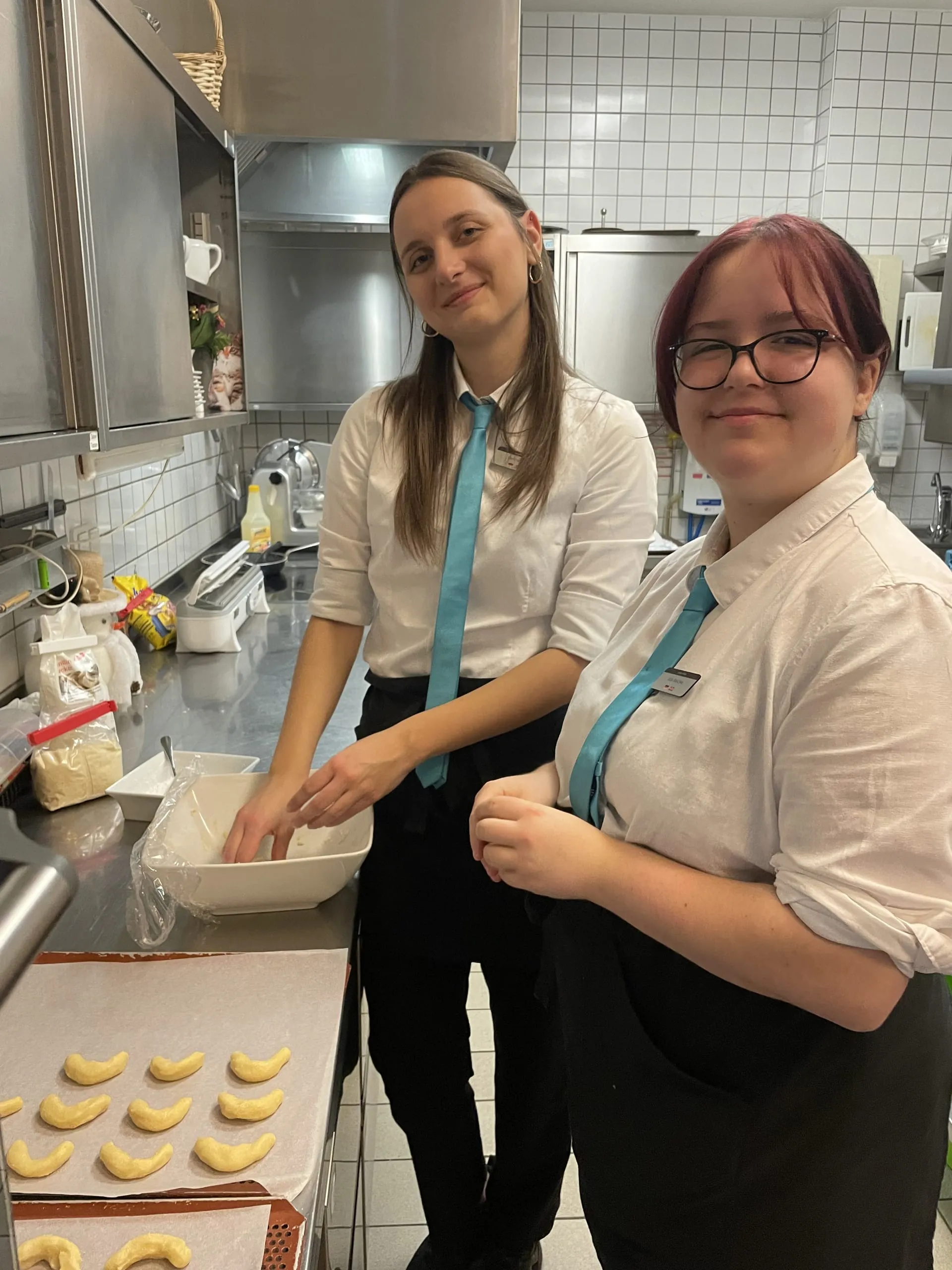 Azubi-Hotel 2024_Frühstück_Vanillkipferl_Eleni_Julia