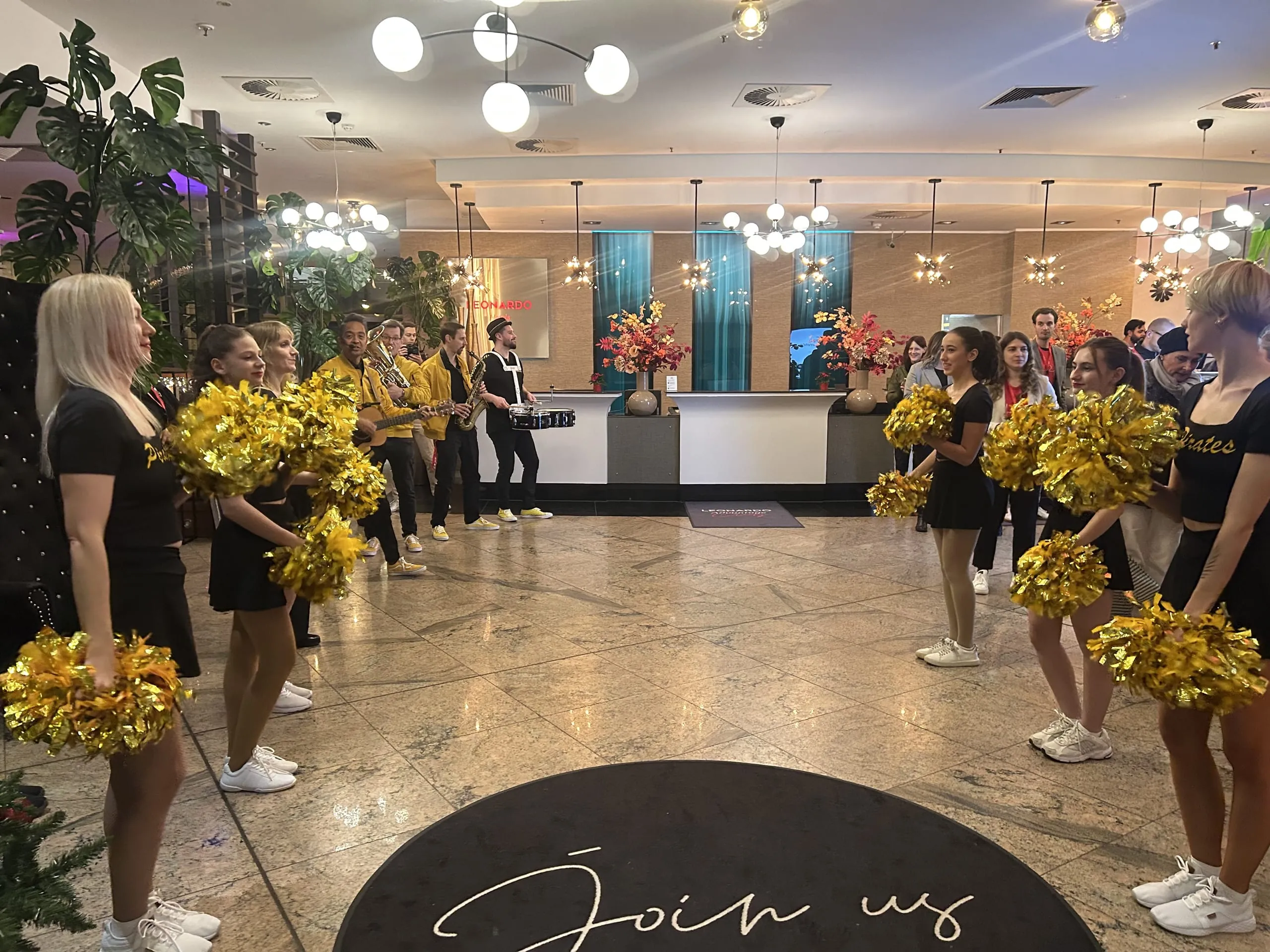 Cheerleader und Bläser bei der Begrüßungsparty