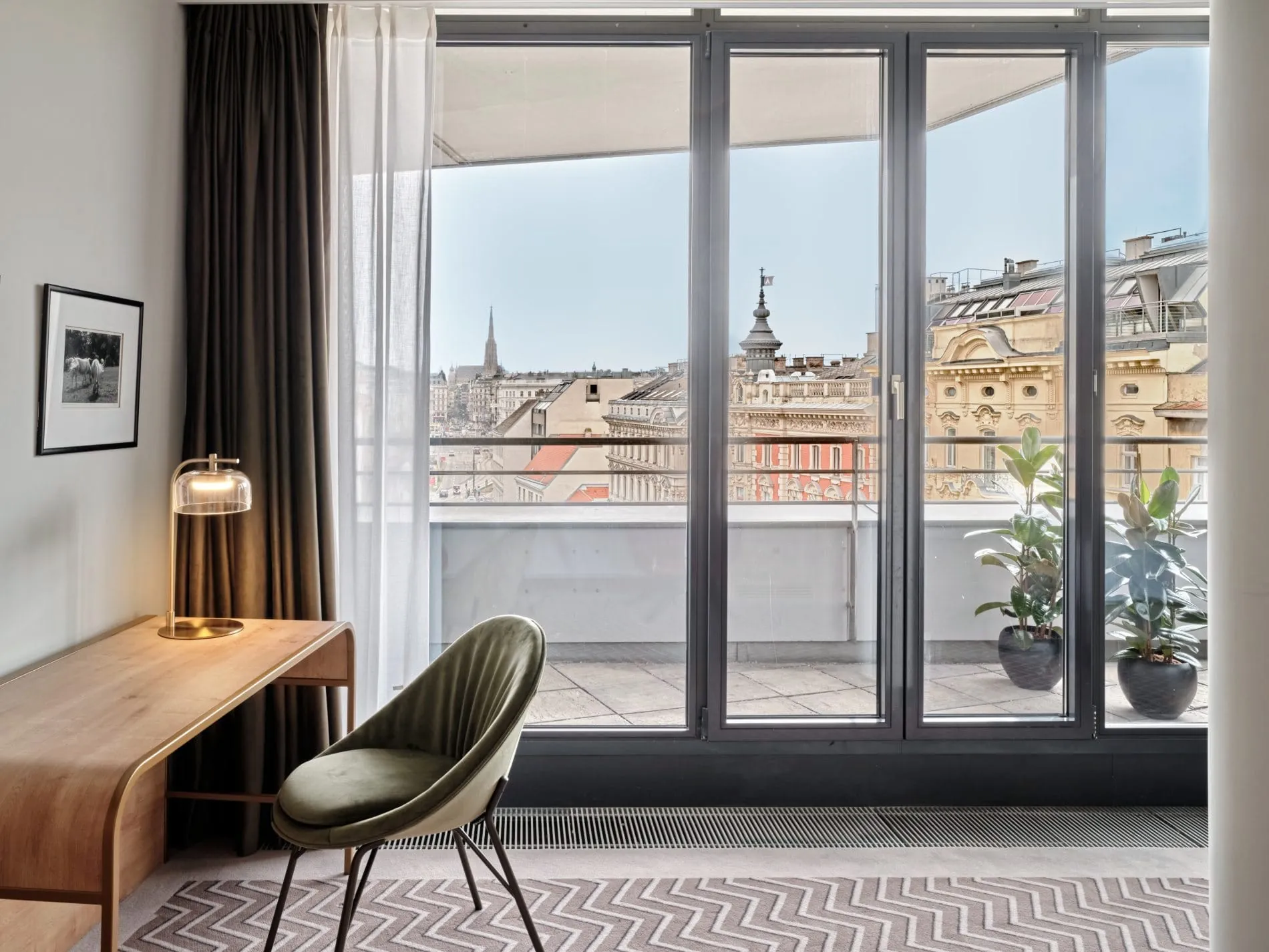 Die Gäste erwarten 120 Zimmer mit gedeckten Farbpaletten und hochwertigen Materialien.