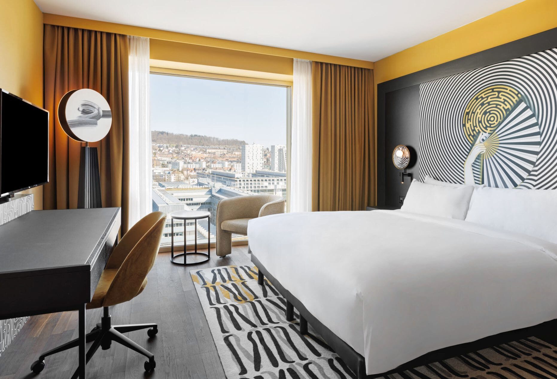 Renaissance Zurich Tower Hotel präsentiert sich im Dada-Look