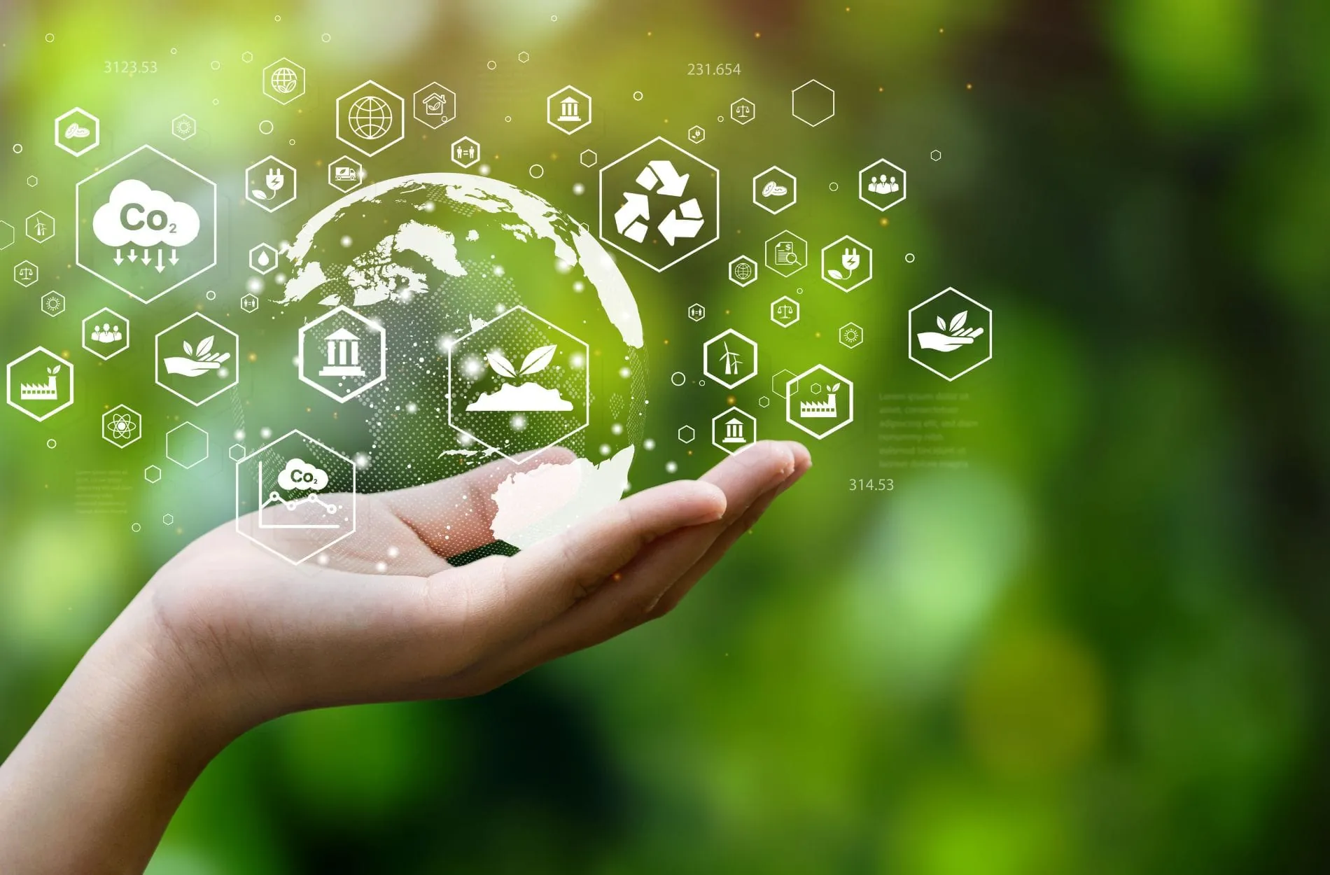 Stiftung Warentest zu Öko Label für Hotels, Symbolbild mit einer Hand die Nachhaltigkeits-Aspekte zeigt