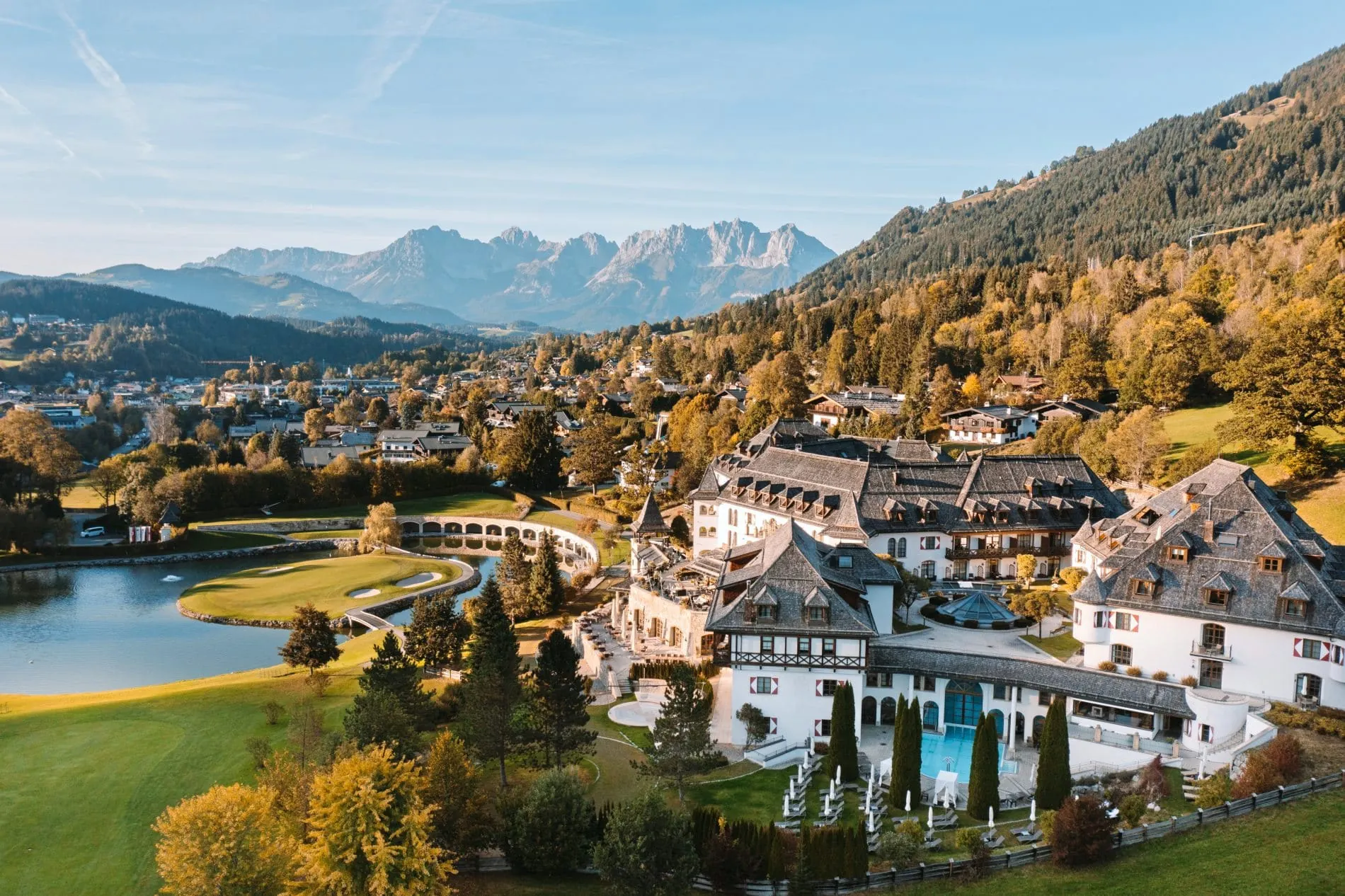 Wellness Aphrodite 2025, Luftaufnahme des Schlosshotels Kitzbühel