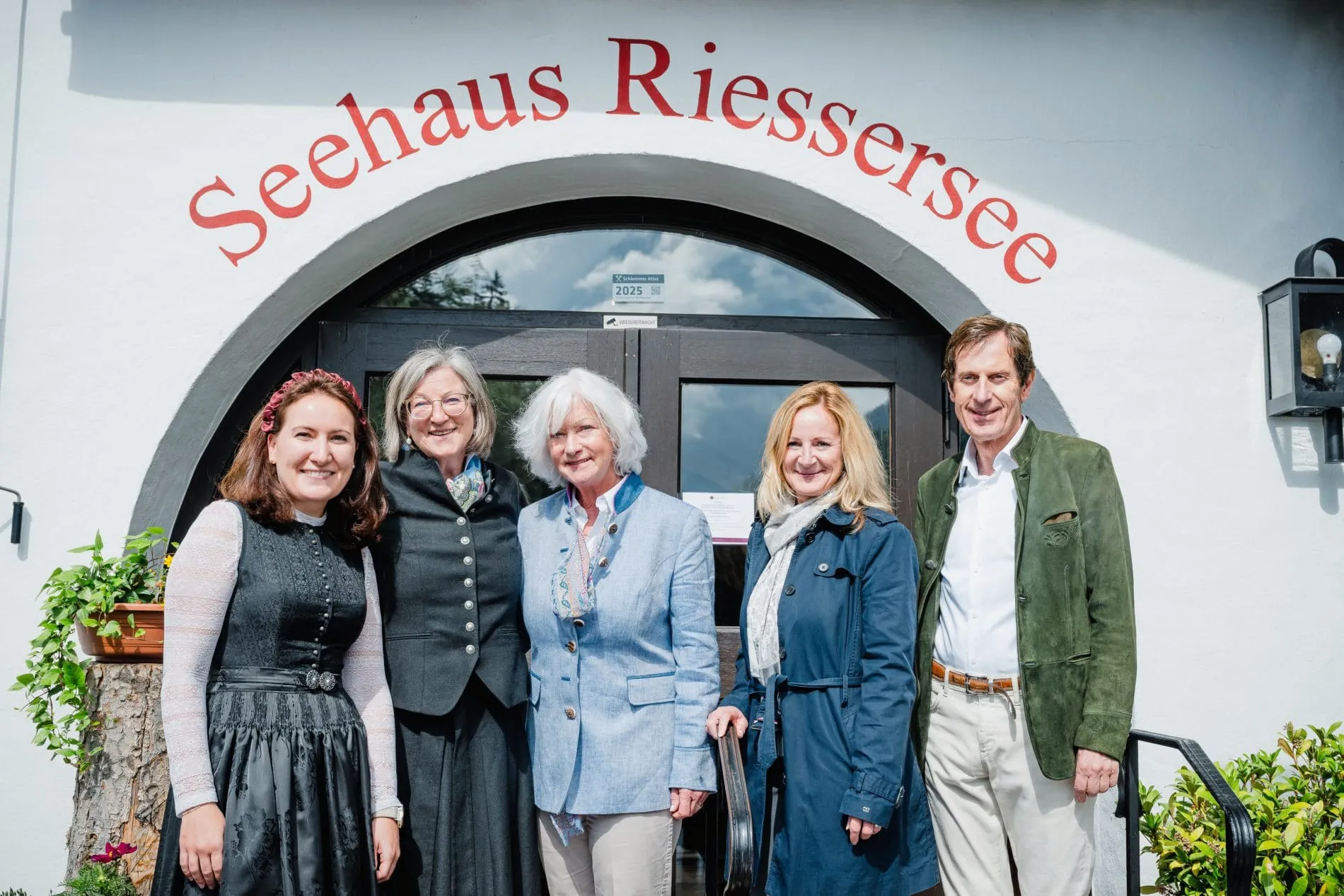 Feiern 40 Jahre Riessersee Hotel: (von links) Martina Sand, Geschäftsführerin Riessersee Hotel; Elisabeth Koch, 1. Bürgermeisterin Garmisch-Partenkirchen; Dörte Mäder, ehemalige Geschäftsführerin; Claudia Zolk, 2. Bürgermeisterin Garmisch-Partenkirchen; Andreas Bisson, Hoteldirektor zur Hoteleröffnung im Jahr 985.