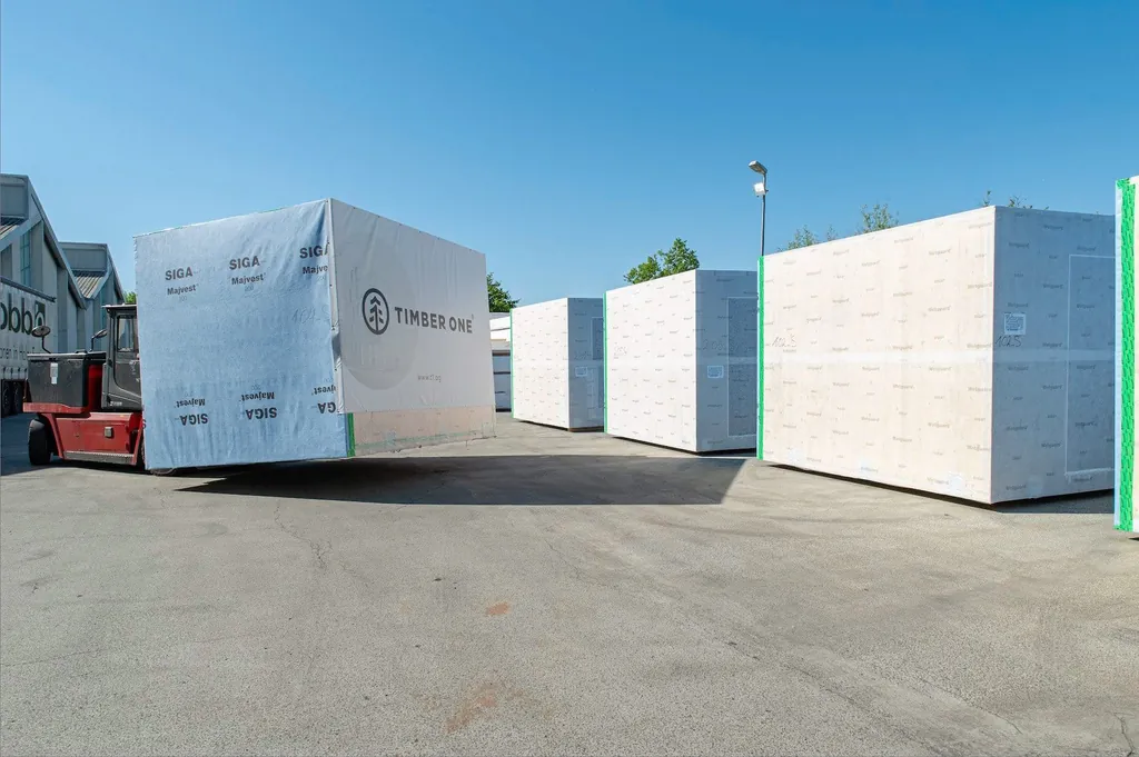 Die Raummodule werden schl&uuml;sselfertig zur Baustelle transportiert und dort k&uuml;rzester Zeit montiert.