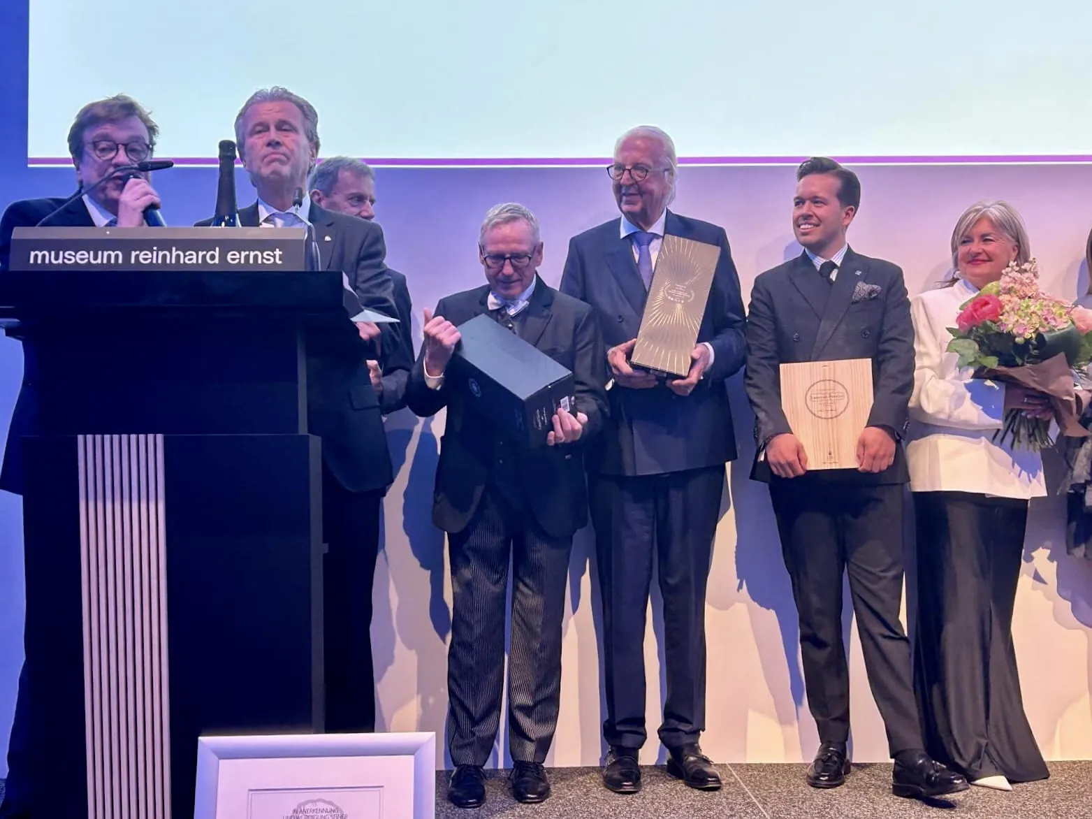 Im Beisein seiner Familie und prominenter Gäste wie Bela Réthy, der durch den Abend führte, nahm Thomas Schreiner sichtlich bewegt die Auszeichnung entgegen.