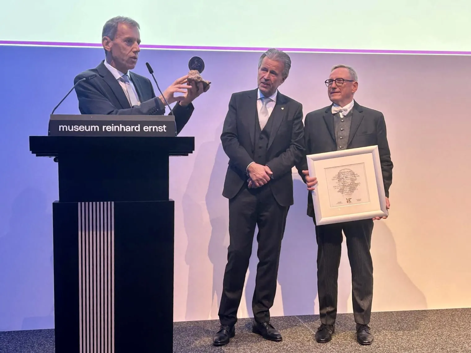 Konrad Pötzel, Stiftungsratsvorsitzender FBMA-Stiftung (rechts) und Klaus-Günther Wiesler, Geschäftsführer der FBMA-Stiftung (links) überreichen Thomas Schreiner die Plakette.