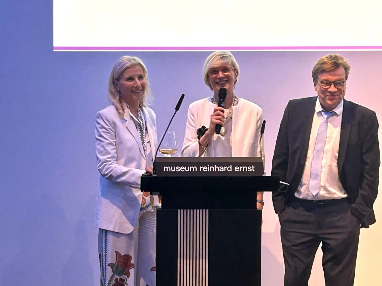 Gala-Abend: Die Inhaberinnen des Hauses Laurent-Perrier, Stéphanie Meneux (links) de Nonancourt und Alexandra Pereyre de Nonancourt (Mitte) mit Moderator Bela Réthy.