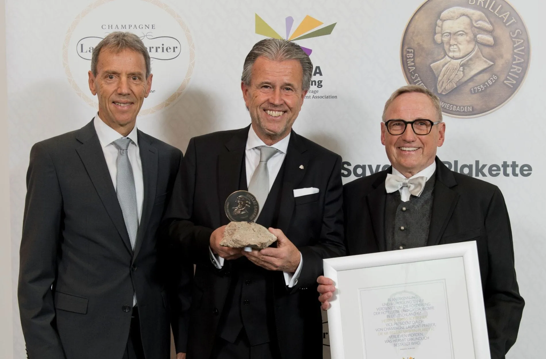 Offizielle Übergabe der Brillat Savarin-Plakette: Thomas Schreiner, Vice President DACH für Laurent-Perrier (Mitte) mit Konrad Pötzel, Stiftungsratsvorsitzender FBMA-Stiftung (rechts) und Klaus-Günther Wiesler, Geschäftsführer der FBMA-Stiftung.