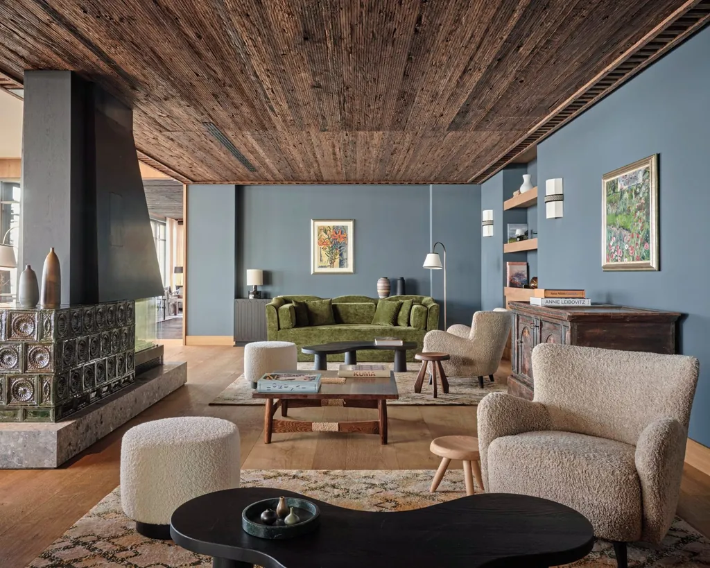 Das &bdquo;Wohnzimmer&ldquo;: In der Lounge k&ouml;nnen G&auml;ste am Kaminfeuer entspannen, bei Champagner oder kleinen K&ouml;stlichkeiten verweilen.