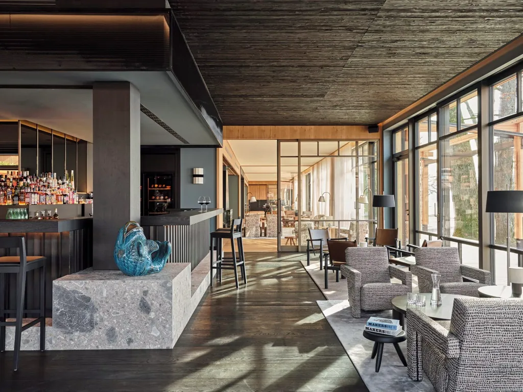 In der Hotelbar wird jeden Abend das Ritual des &bdquo;Bavarian Sunsets&ldquo; mit einem Gong zelebriert.