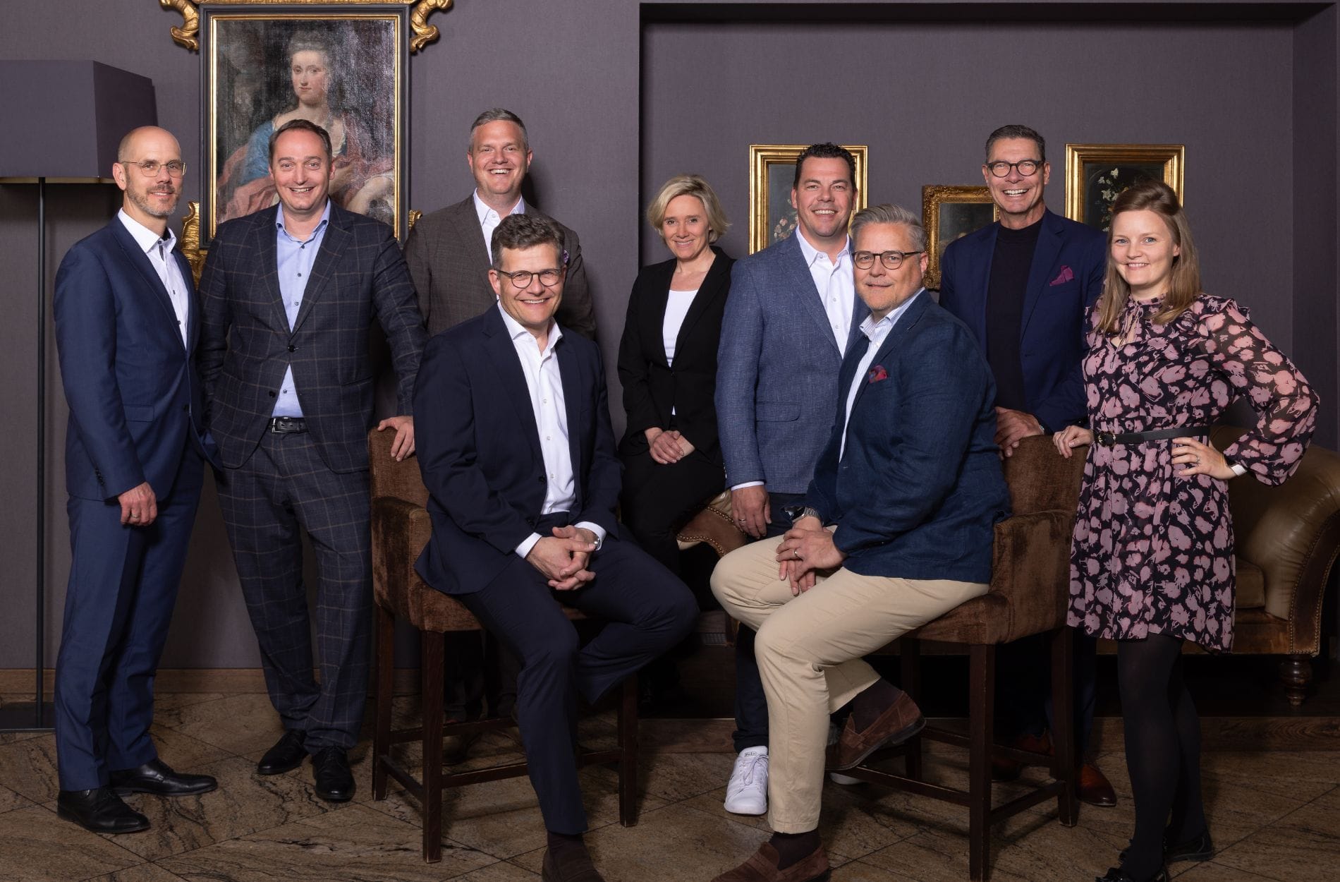 Der neu gewählte Aufsichtsrat der Dehag Hospitality Group zusammen mit den Vorständen: (von links) Alexander Kühnlein (CFO), Stefan Menniken, Oliver Schreiber, Marcus Smola (CEO), Julia Rübsamen, Frank Pentzin, Carsten Weber, Jochen Oehler (CMO) und Anna Friedrich.