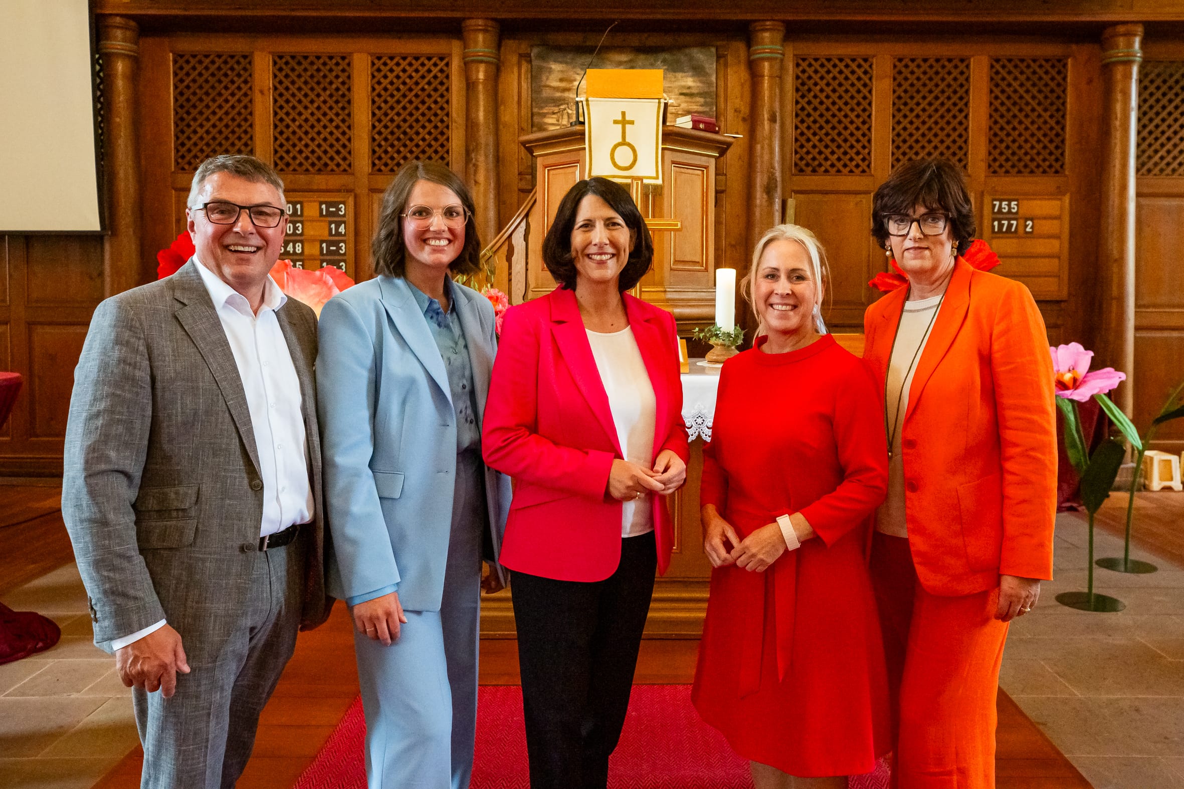 25 Jahre Hotel Kloster Hornbach: Familie Lösch mit RLP-Wirtschaftsministerin Daniela Schmitt (Mitte) und Landrätin Susanne Ganster (Zweite von rechts).