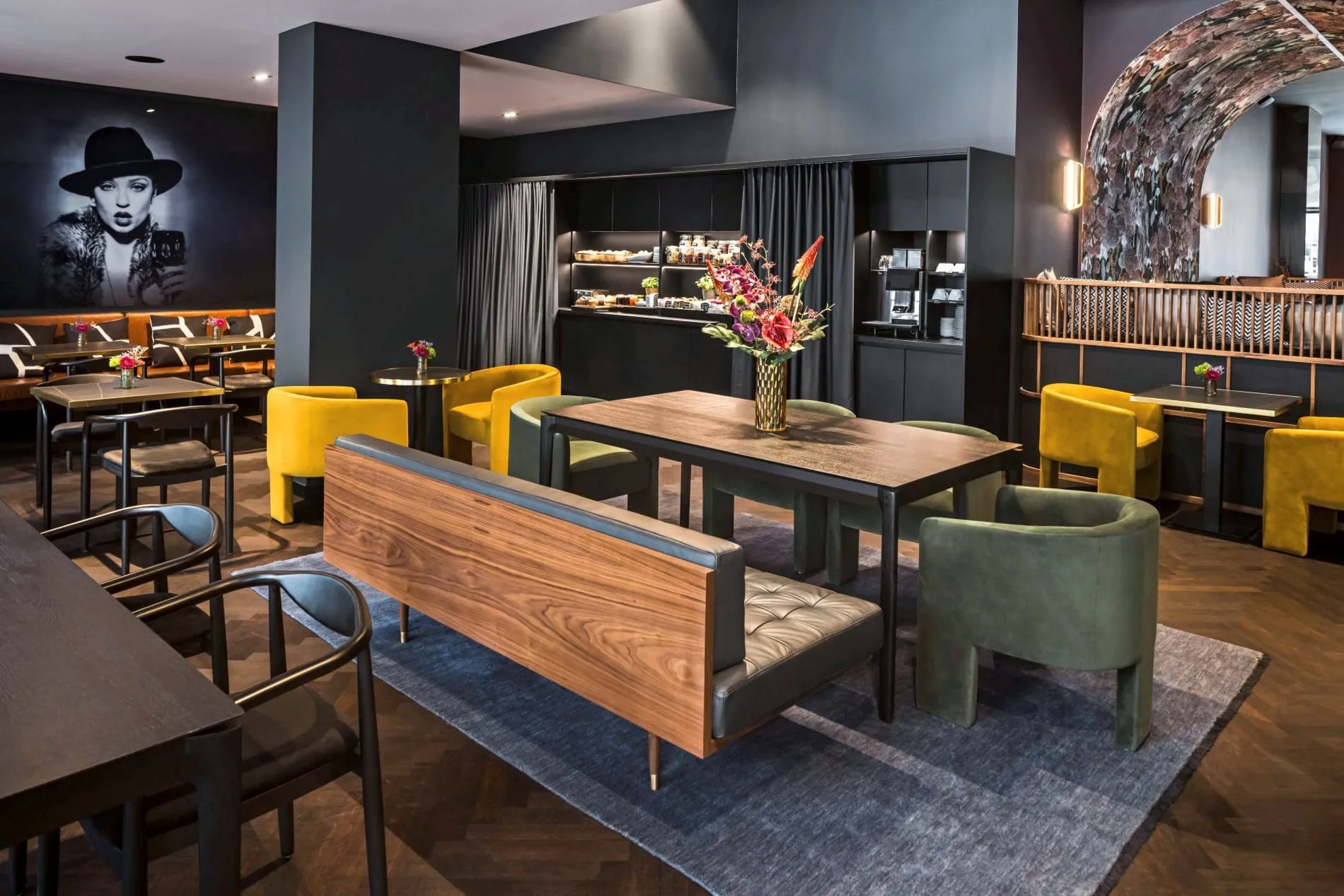 Die öffentlichen Bereiche sind in verschiedene Ebenen unterteilt und durch einen Rundbogen verbunden.