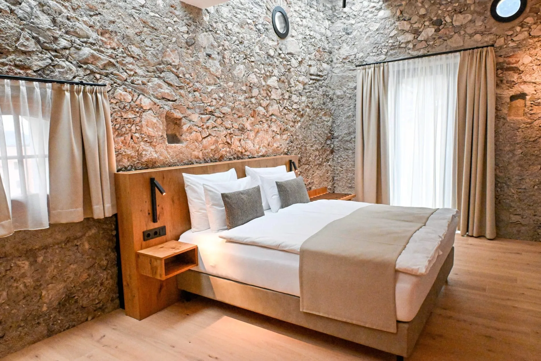 Schlafen in historischen Gemäuern: Das wiedereröffnete Hotel Traube in Rattenberg bietet 18 Zimmer.