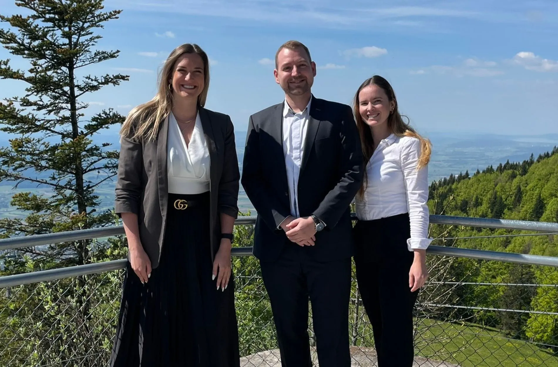 Freuen sich auf die Zusammenarbeit: (von links) Joy Fischer, Direktorin SHC, Raphael Hobi, Direktor Hotel Weissenstein, und Rabea Gasche, Leiterin Sales & Events | Vizedirektorin Hotel Weissenstein.