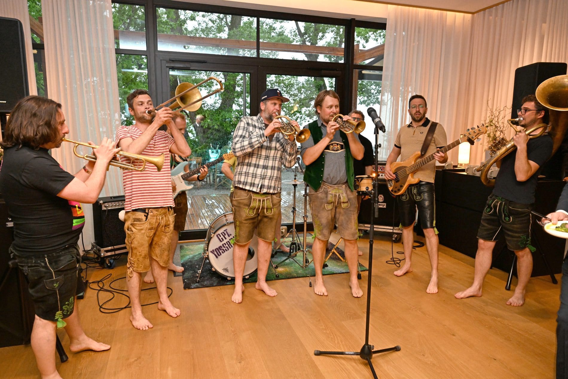 Grand Opening im Chiemgauhof: : Die Band La Brass Branda sorgte für bayerische Vibes.