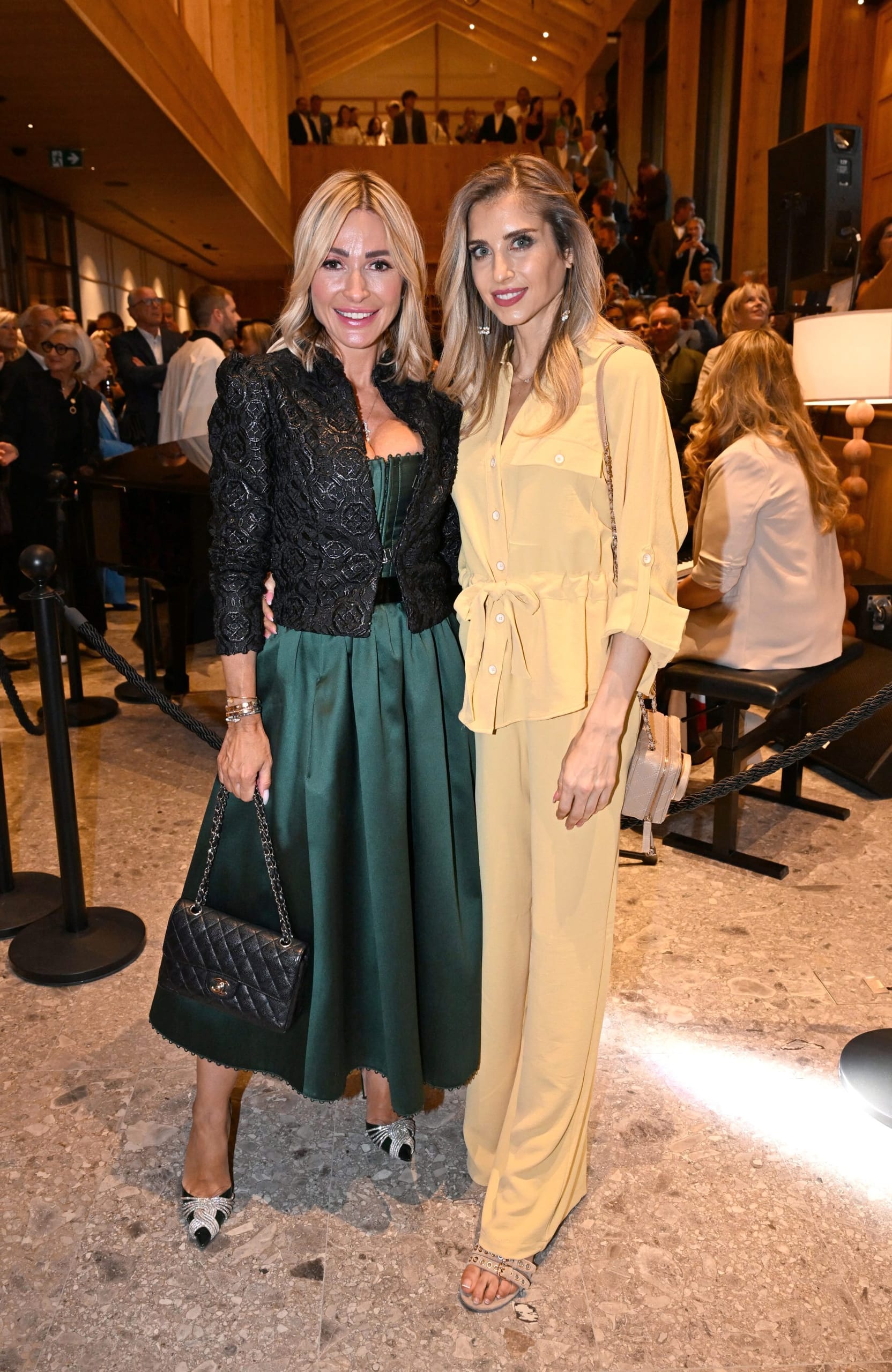 Grand Opening im Chiemgauhof: Designerin Kinga Mathe (links) und Influencerin Cathy Hummels.