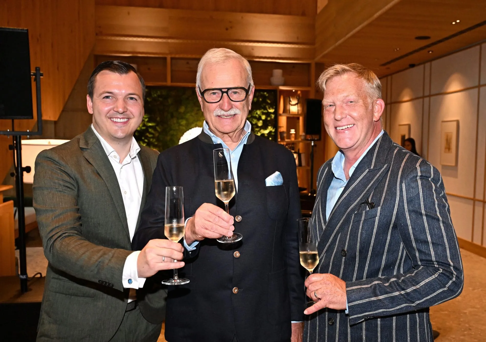 Grand Opening im Chiemgauhof: Gastgeber Dieter Müller (Mitte) mit Hoteldirektor Louis Steinle (links) und Managing Director Nikolai Bloyd.