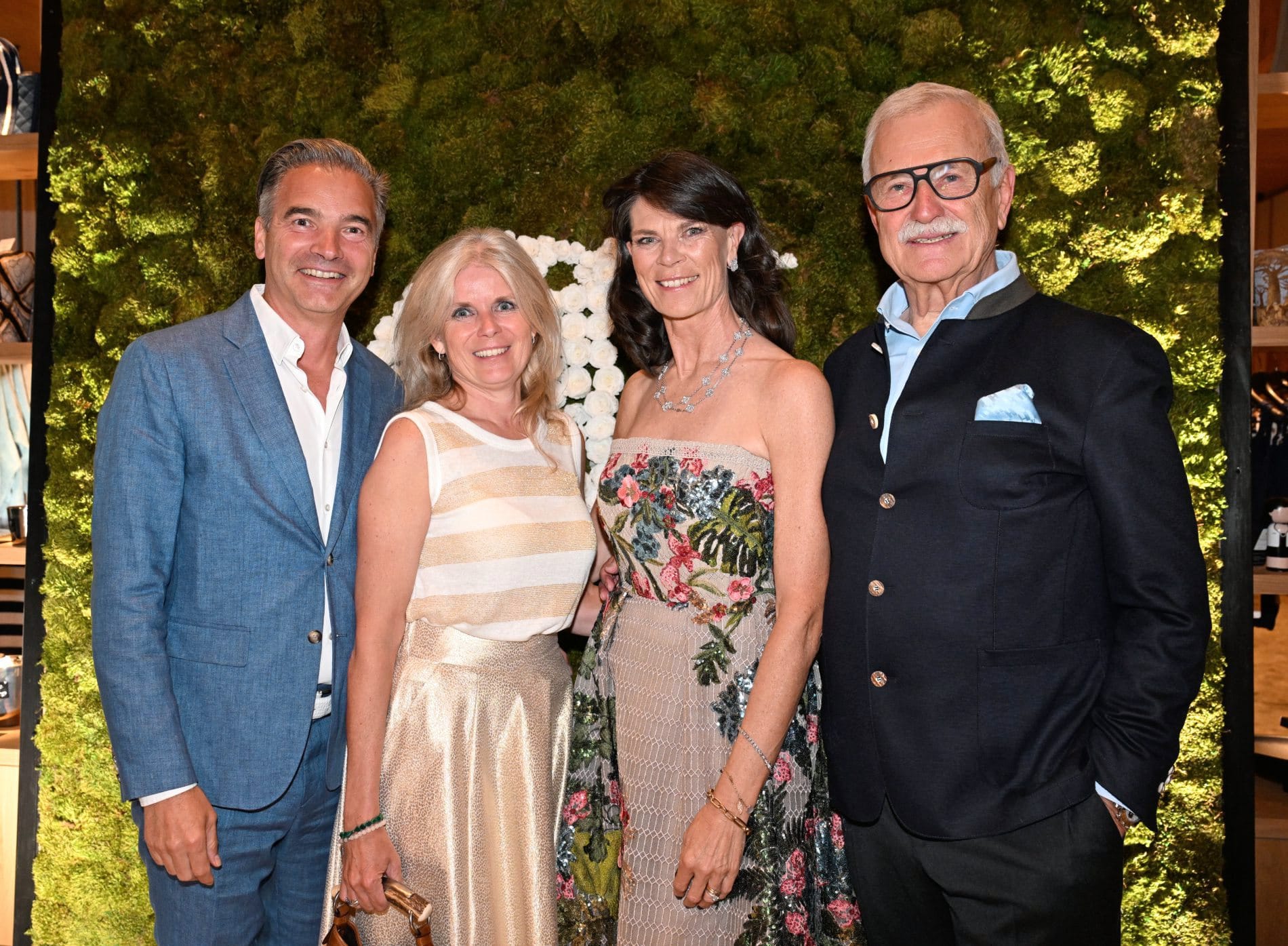 Grand Opening im Chiemgauhof: (von rechts) Gastgeber Dieter Müller mit Frau Uschi Mülle und Manuela Kampp-Wirtz mit Mann Frank Kampp (Burda).