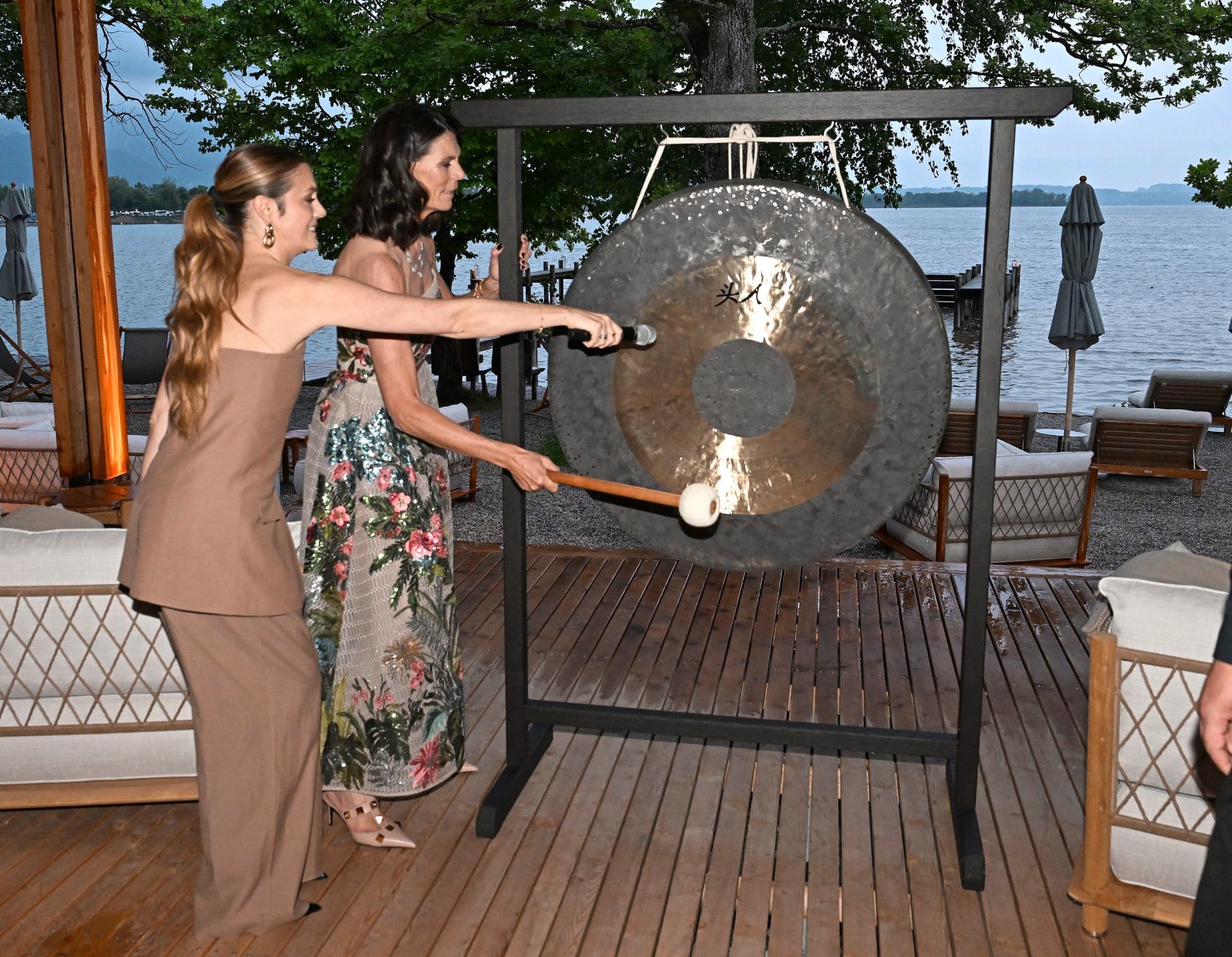 Grand Opening im Chiemgauhof: Uschi Müller (r.) und Moderatorin Viviane Geppert läuten das Ritual zum Sonnenuntergang ein.