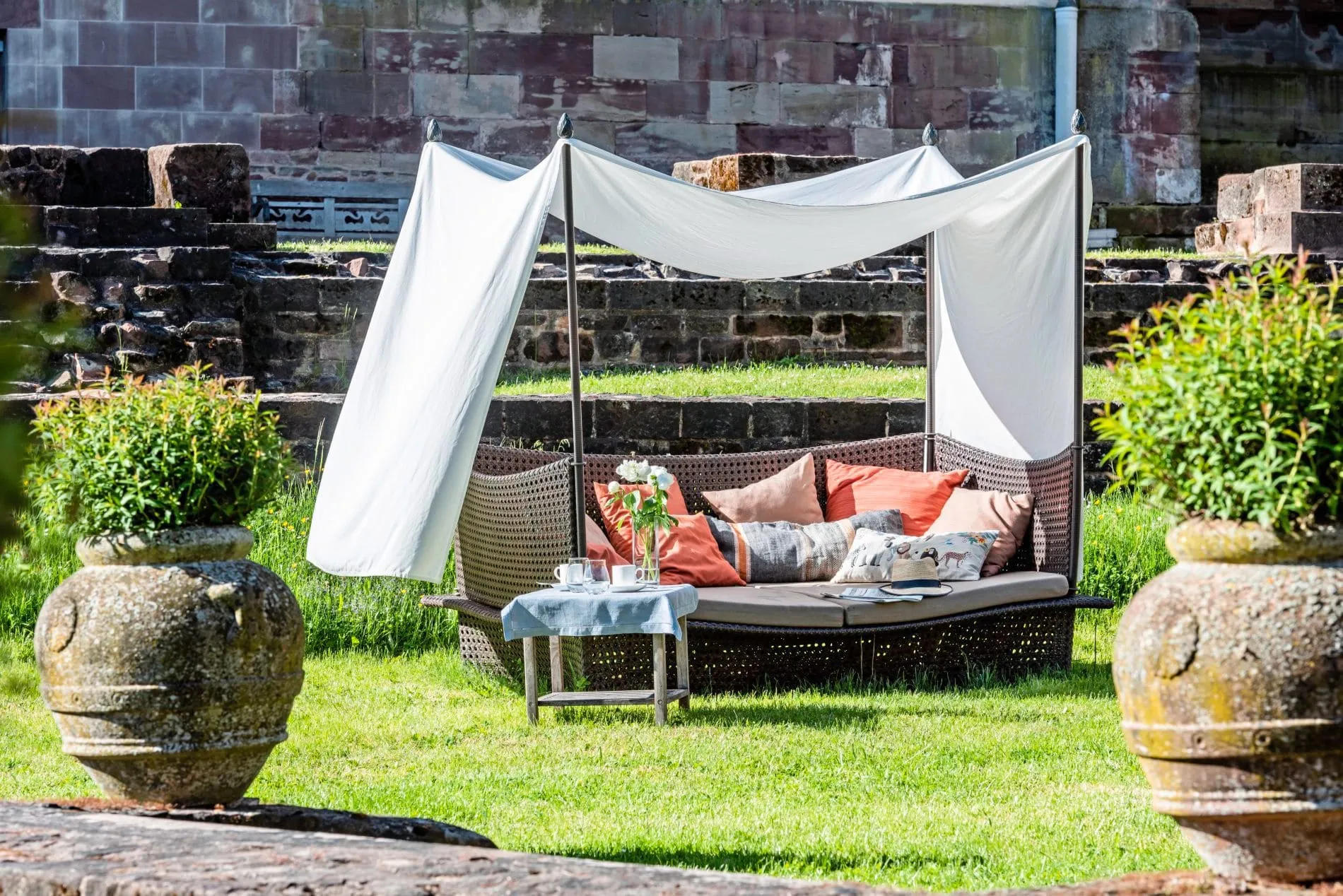 Innenhof mit Daybed im Hotel Kloster Hornbach.