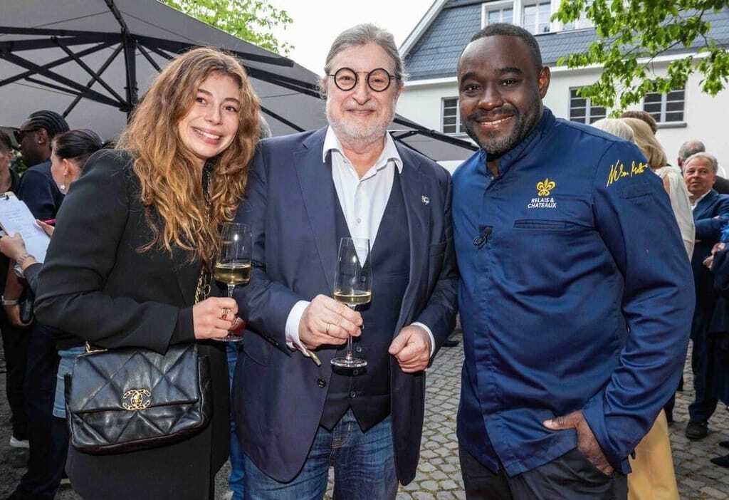 Nelson Müller (rechts) begrüßt Hotelunternehmer und zukünftigen Nachbar Dirk Iserlohe (Dorint Schloss Lehrbach Bergisch-Gladbach) mit Tochter Sarah-Johanna.
