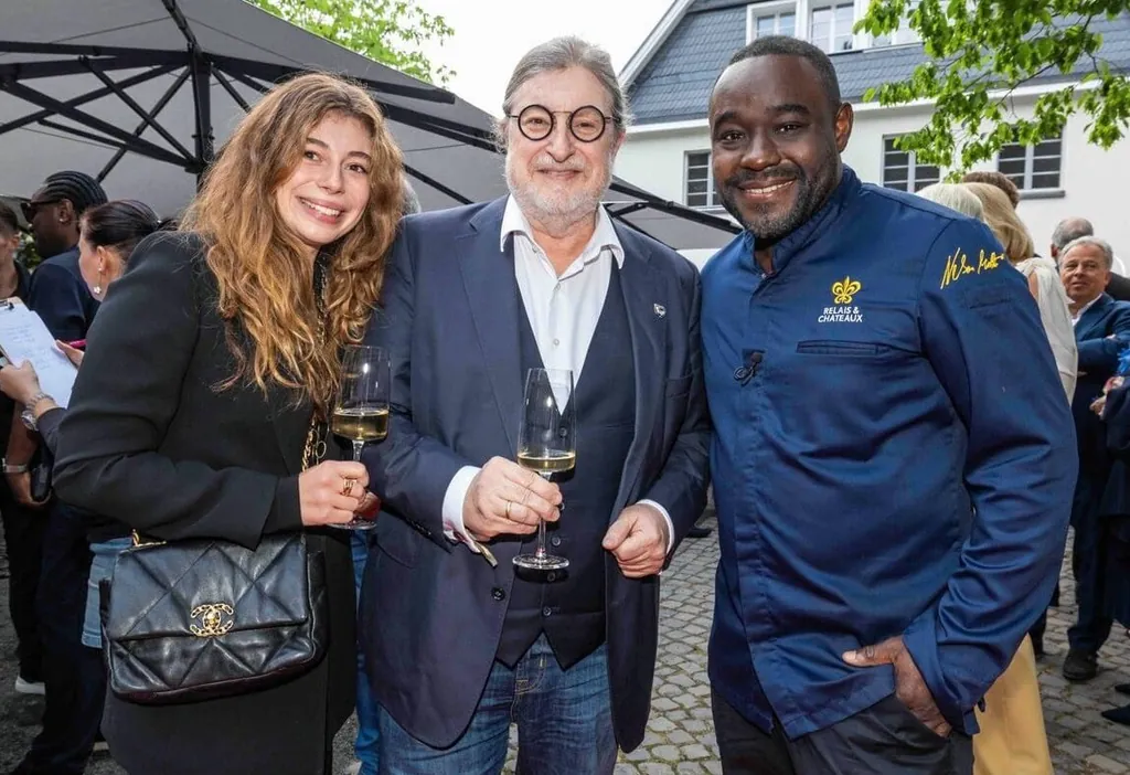 Nelson Müller (rechts) begrüßt Hotelunternehmer und zukünftigen Nachbar Dirk Iserlohe (Dorint Schloss Lehrbach Bergisch-Gladbach) mit Tochter Sarah-Johanna.