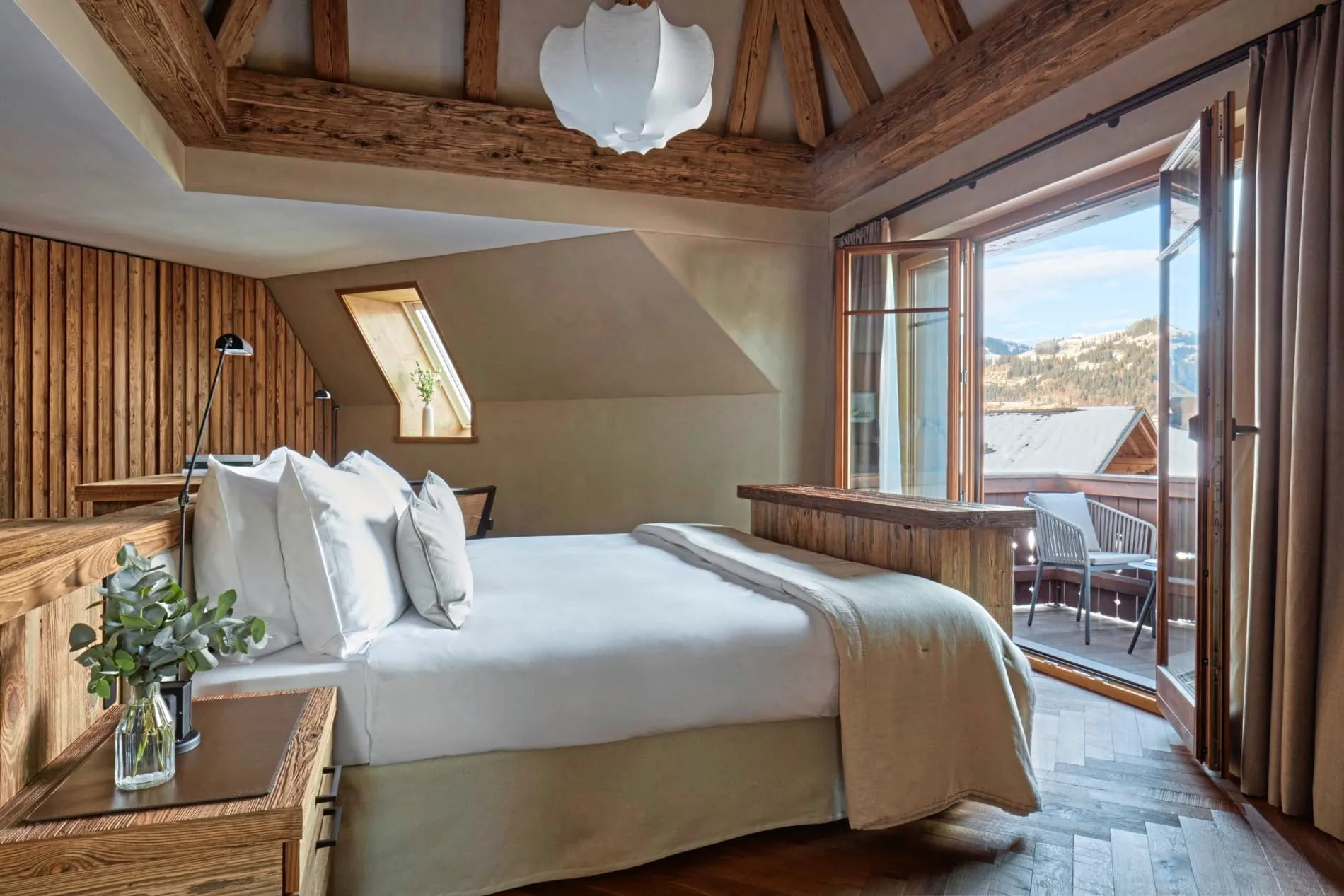Eine Suite im Miiro The Mansard in Gstaad/Schweiz.