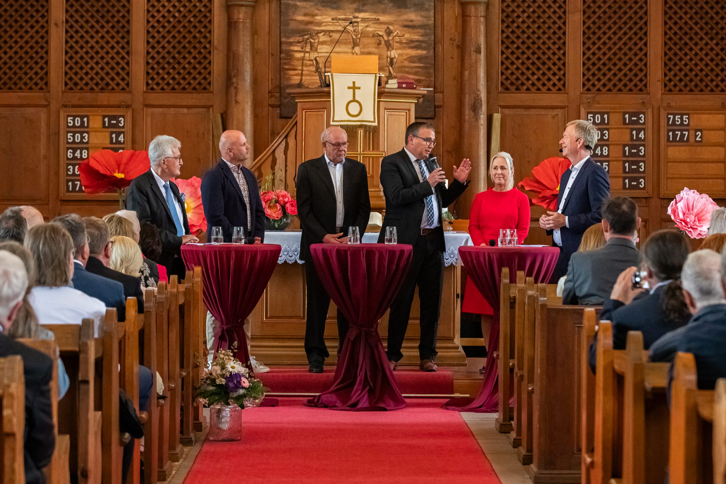 Politik-Talk mit u.a. Bürgermeister Thomas Hohn (Zweiter von links) und Björn Bernhard, Bürgermeister der Verbandsgemeinde (Vierter von links).