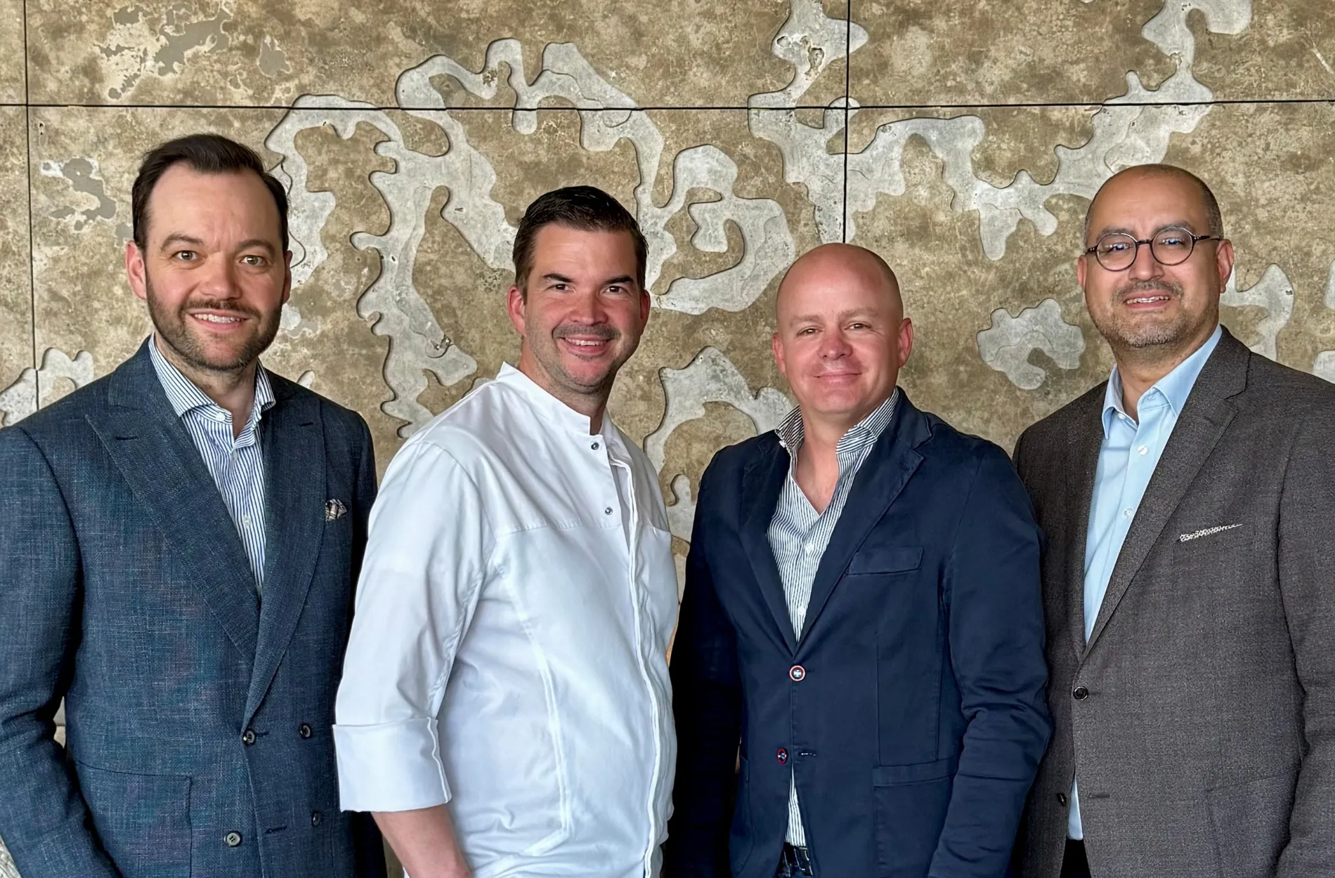 Neuer Auftritt der Gastronomie im Hotel „DAS ALTMÜHLTAL“ in Eichstätt. Das Fine-Dining-Restaurant „Staderer” eröffnet im Juli mit neuer Besetzung: (v.l.) Andreas Martin Meier, Gesellschafter, Florian Vogel, Executive Chef, Christiaan van Berkel, Maître, Vladimir Saal, Geschäftsführender Gesellschafter.