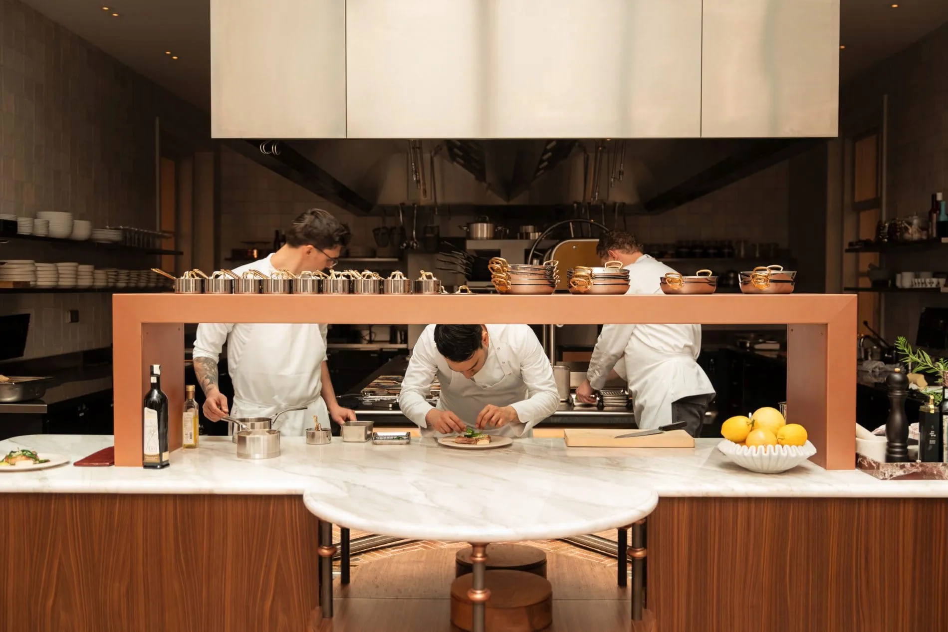 Das hoteleigene Restaurant „Eeuwen“ serviert ein saisonales Menü.