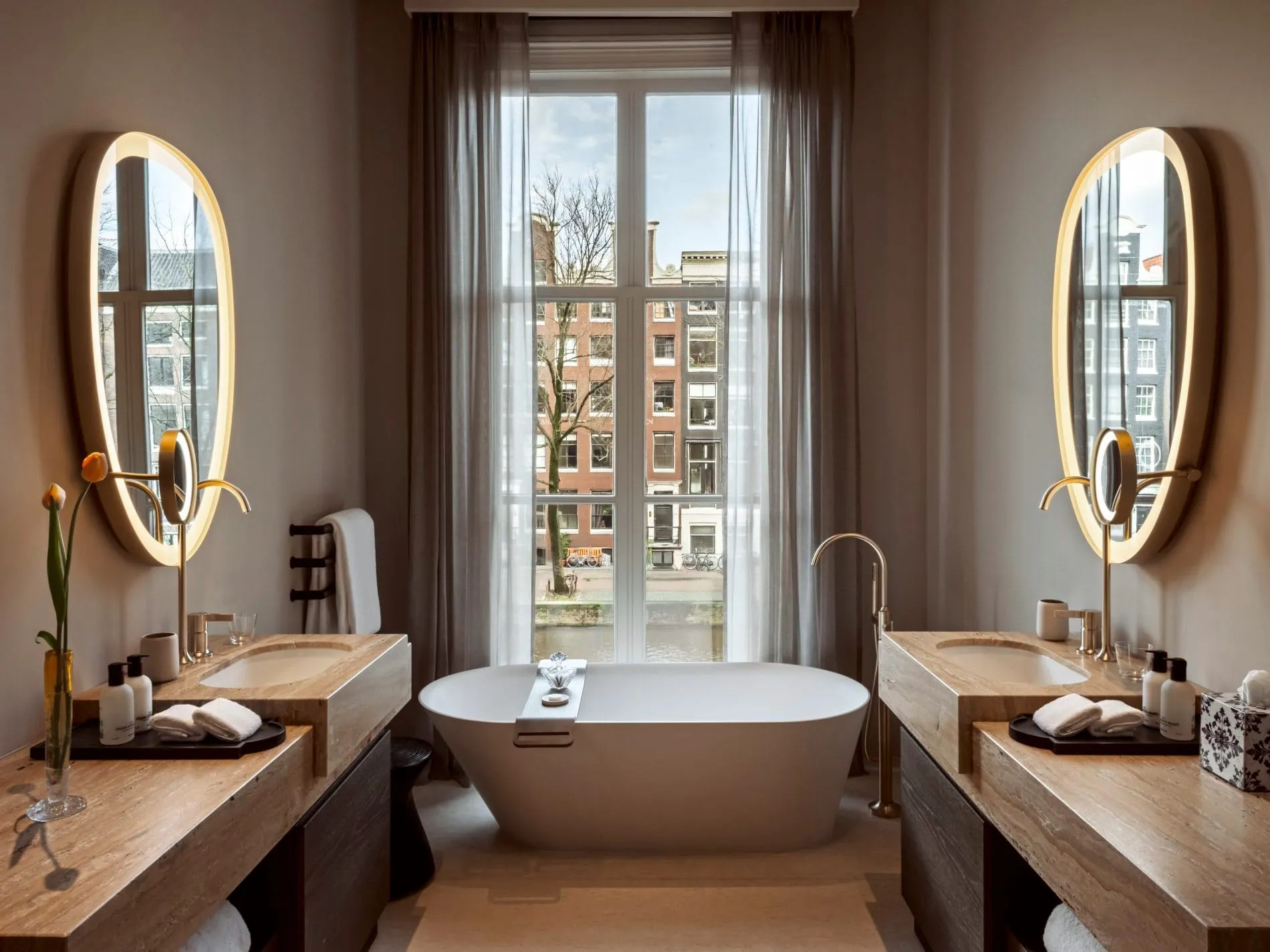Blick auf die Stadt: Ein Badezimmer im Rosewood Amsterdam.