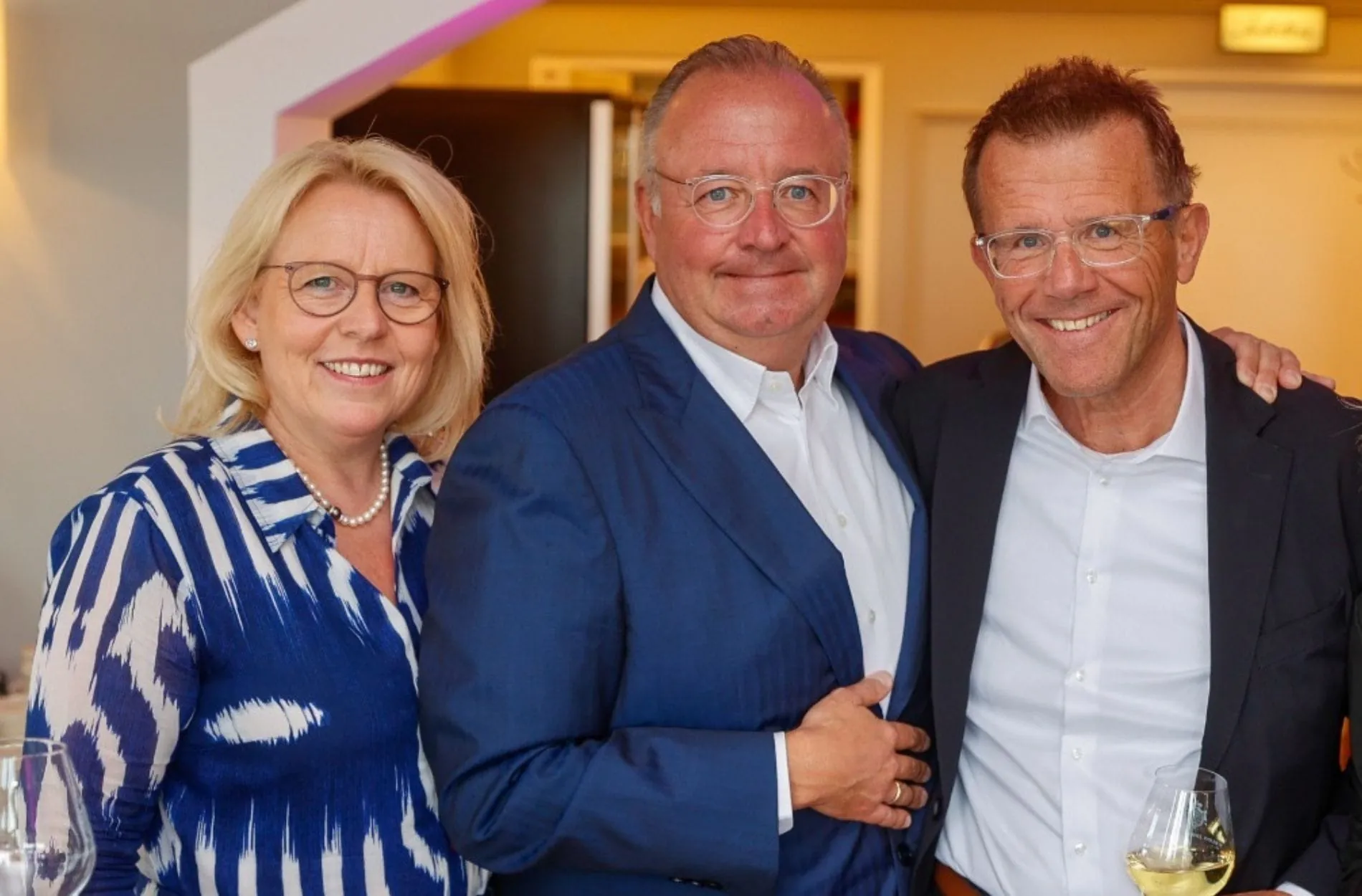 Feierten das neue Kapitel des Schloss Johannisberg: (von links) Anja und Christian Barth (Favorite Parkhotel) mit Gereon Haumann (Dehoga Rheinland-Pfalz).