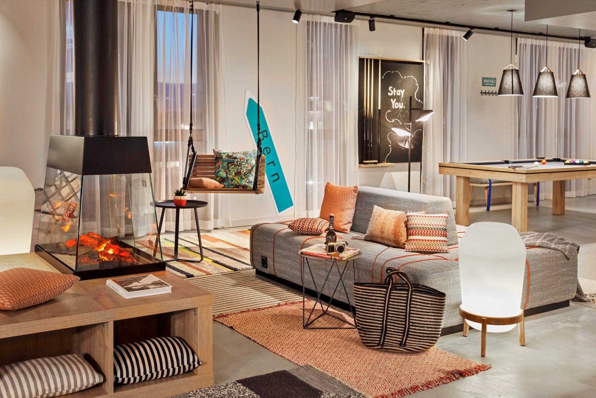 The Flat ersetzt bei Stay Kooook die klassische Lobby und steht exklusiv den Gästen zur Verfügung. Der Bereich bietet eine Gemeinschaftsküche und dient als Wohnzimmer, Arbeitsraum und Rückzugsort.