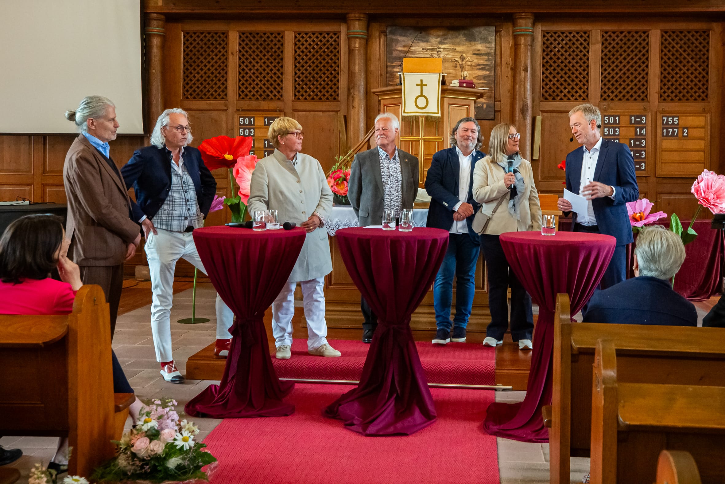Talkrunde mit langjährigen Wegbegleitern, darunter die Architekten Klaus Meckler (Mitte) und Ralph Flum (Fünfter von links).
