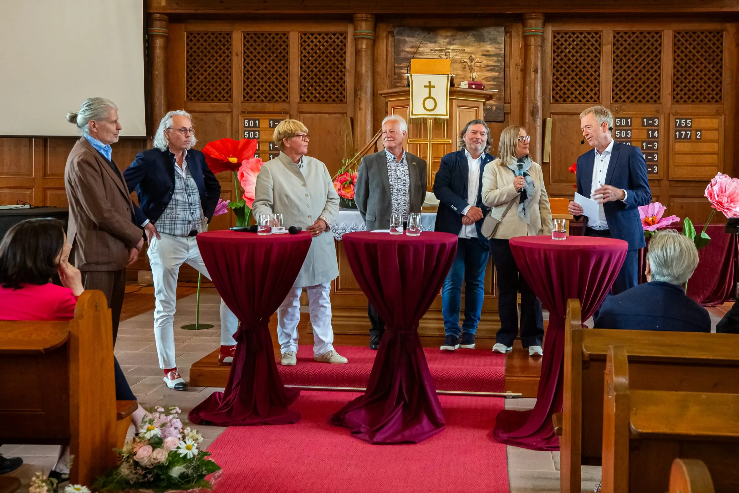 Talkrunde mit langjährigen Wegbegleitern, darunter die Architekten Klaus Meckler (Mitte) und Ralph Flum (Fünfter von links).