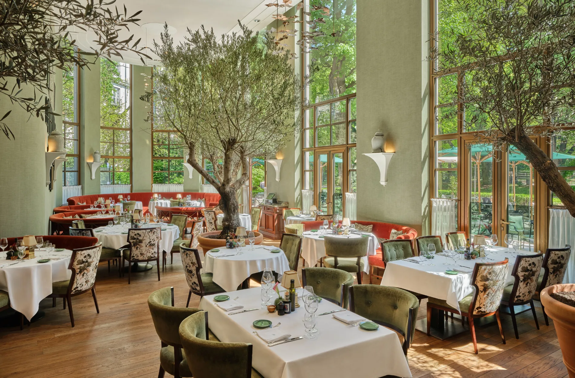 Das Restaurant des The Charles Hotel befindet sich in zentraler Lage in München und bietet einen Blick auf den Alten Botanischen Garten.