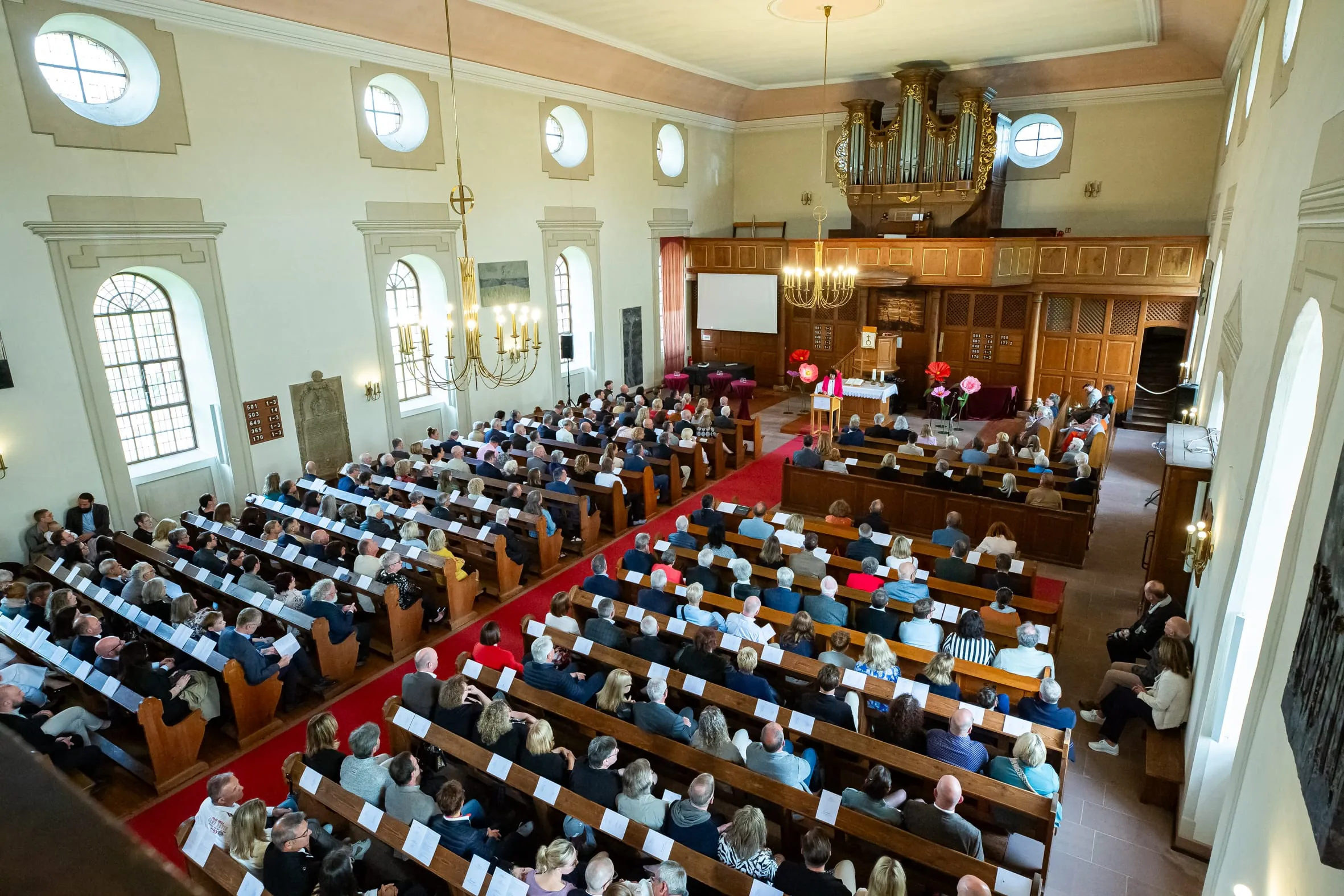 Zahlreiche geladene Gäste versammelten sich zum Jubiläum in der evangelischen Klosterkirche.